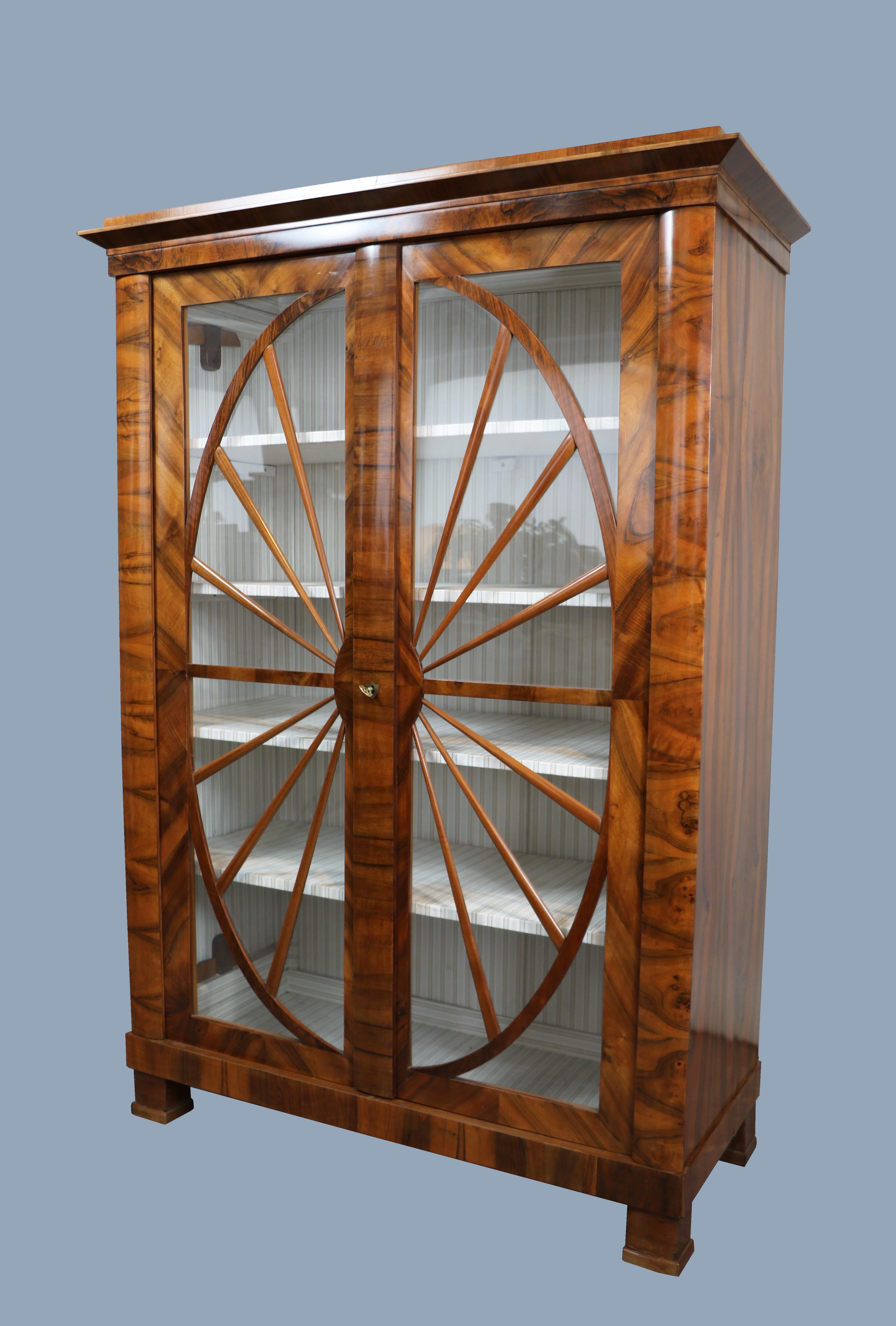Austriaco Vitrina in noce Biedermeier del XIX secolo. Vienna, 1825 circa. in vendita