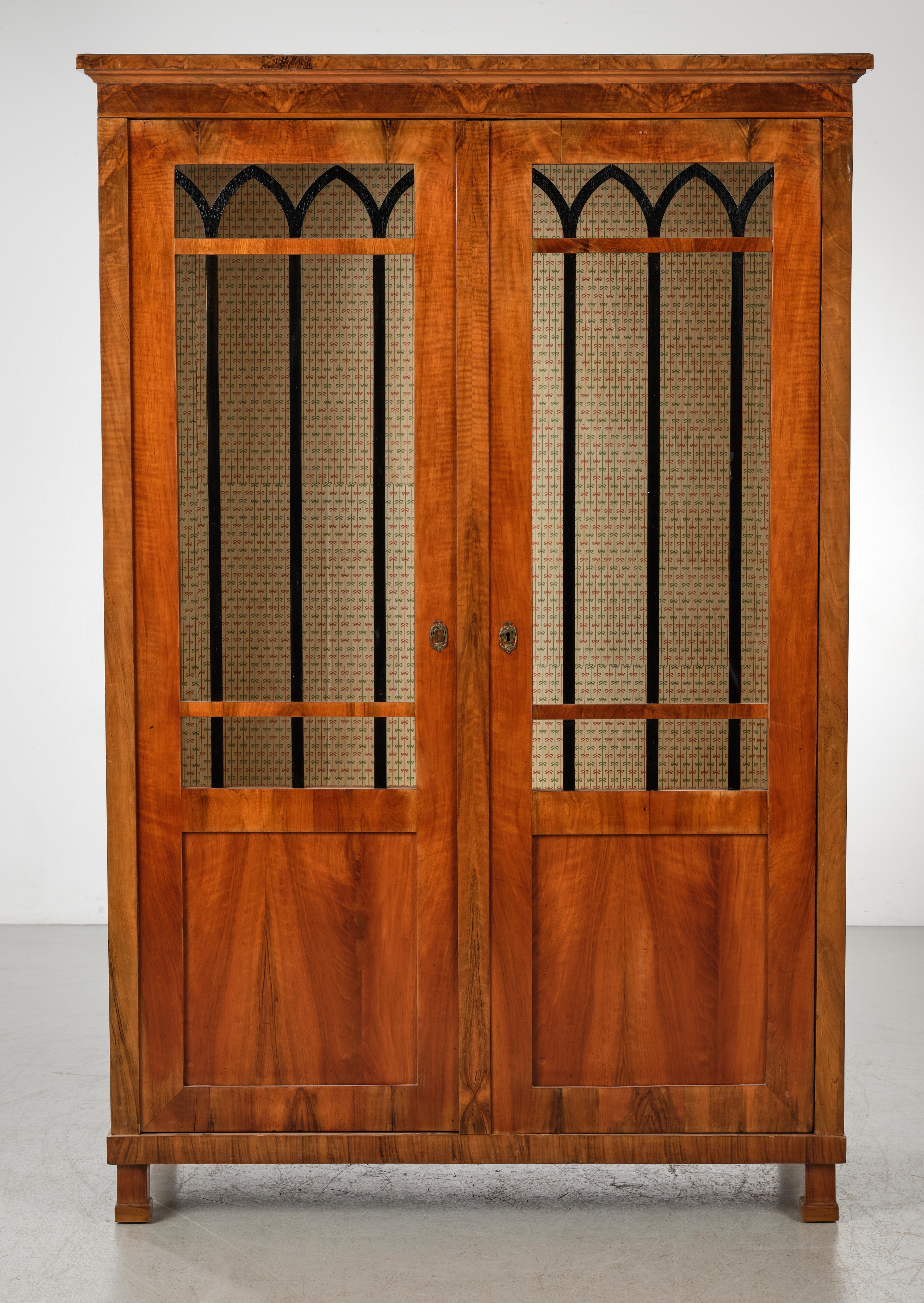 Austriaco Vitrina in noce Biedermeier del XIX secolo. Vienna, 1825 circa. in vendita