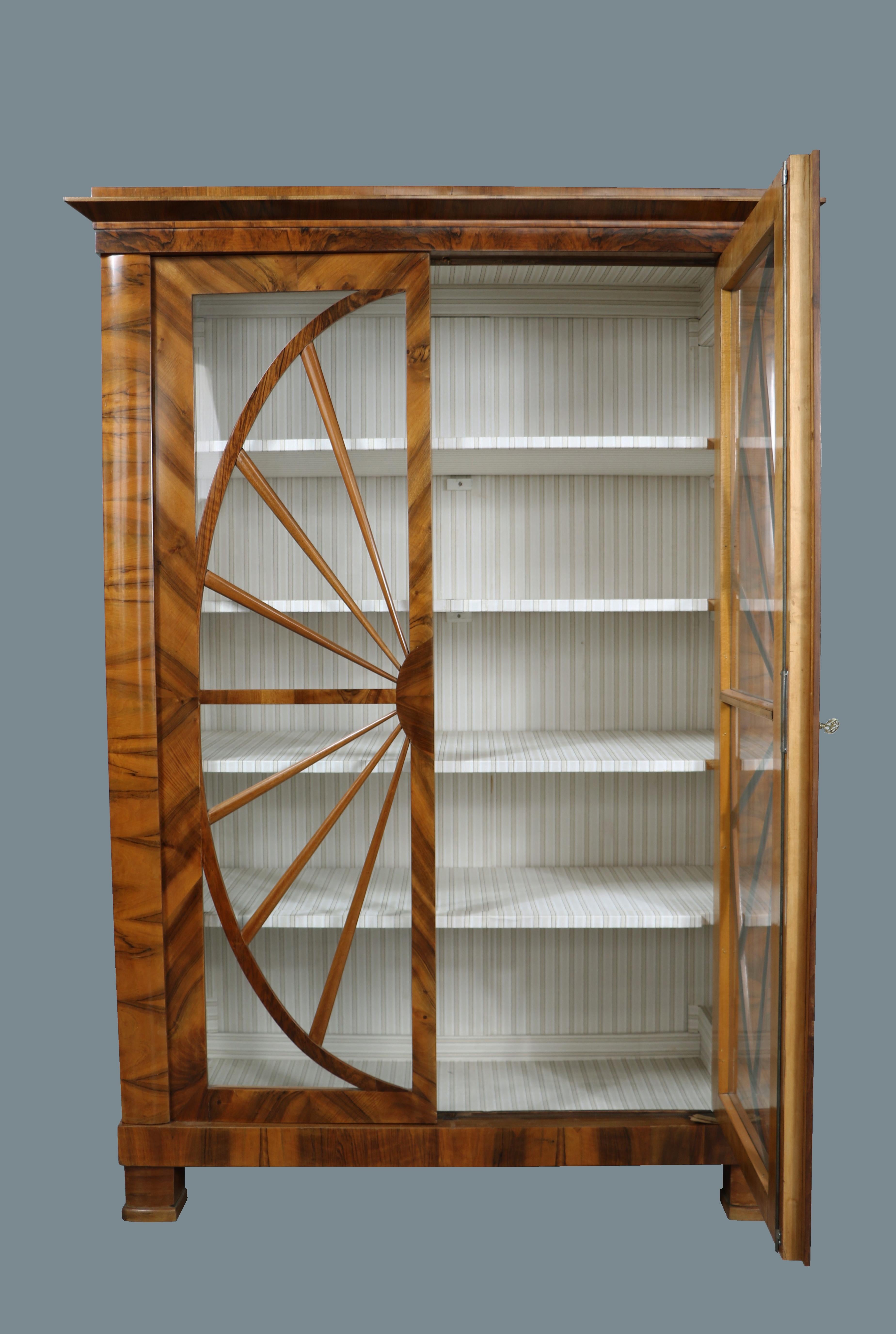 Vitrina in noce Biedermeier del XIX secolo. Vienna, 1825 circa. in vendita 1