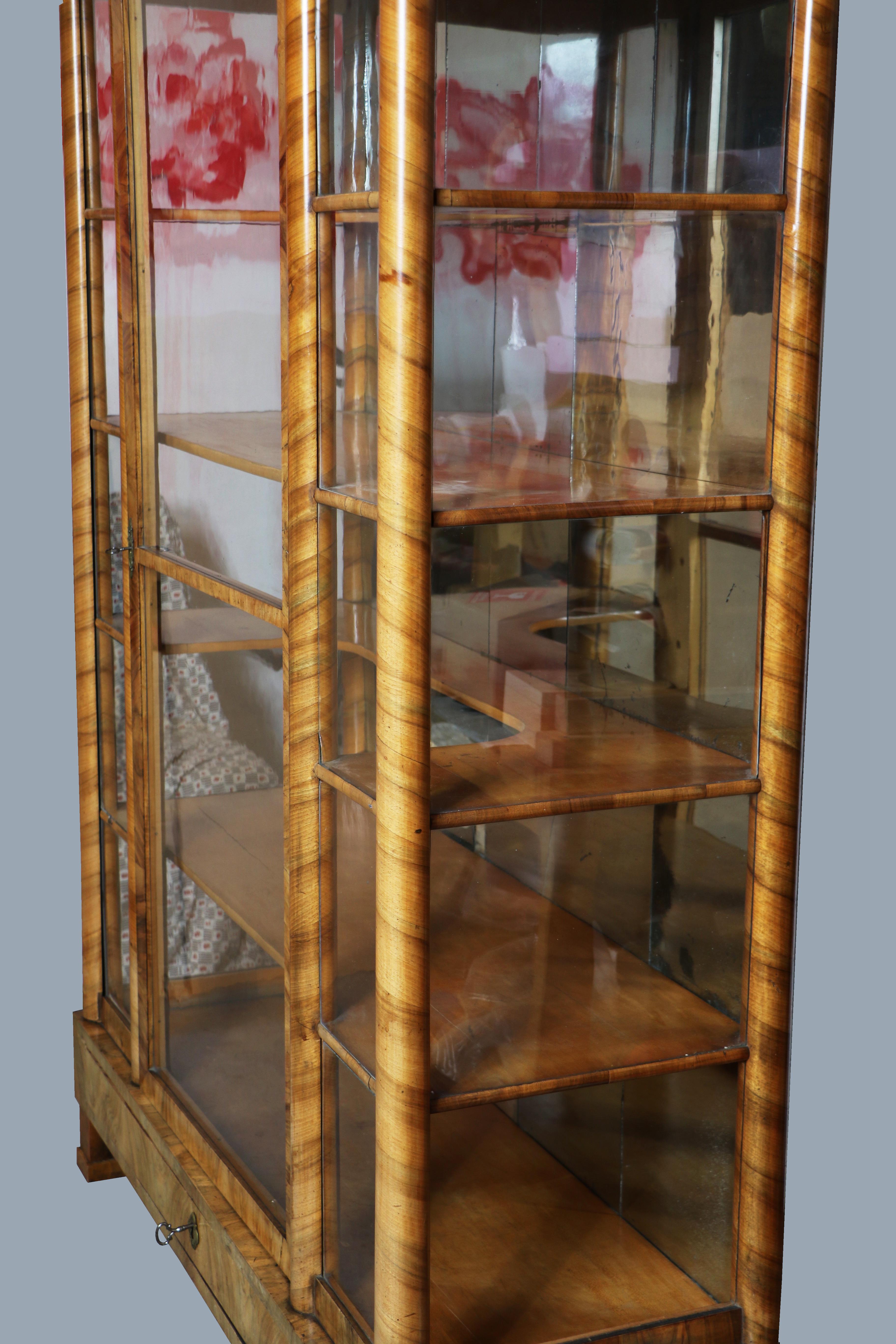 19th Century Fine Biedermeier Walnut Vitrine. Vienna, c. 1825. For Sale 2
