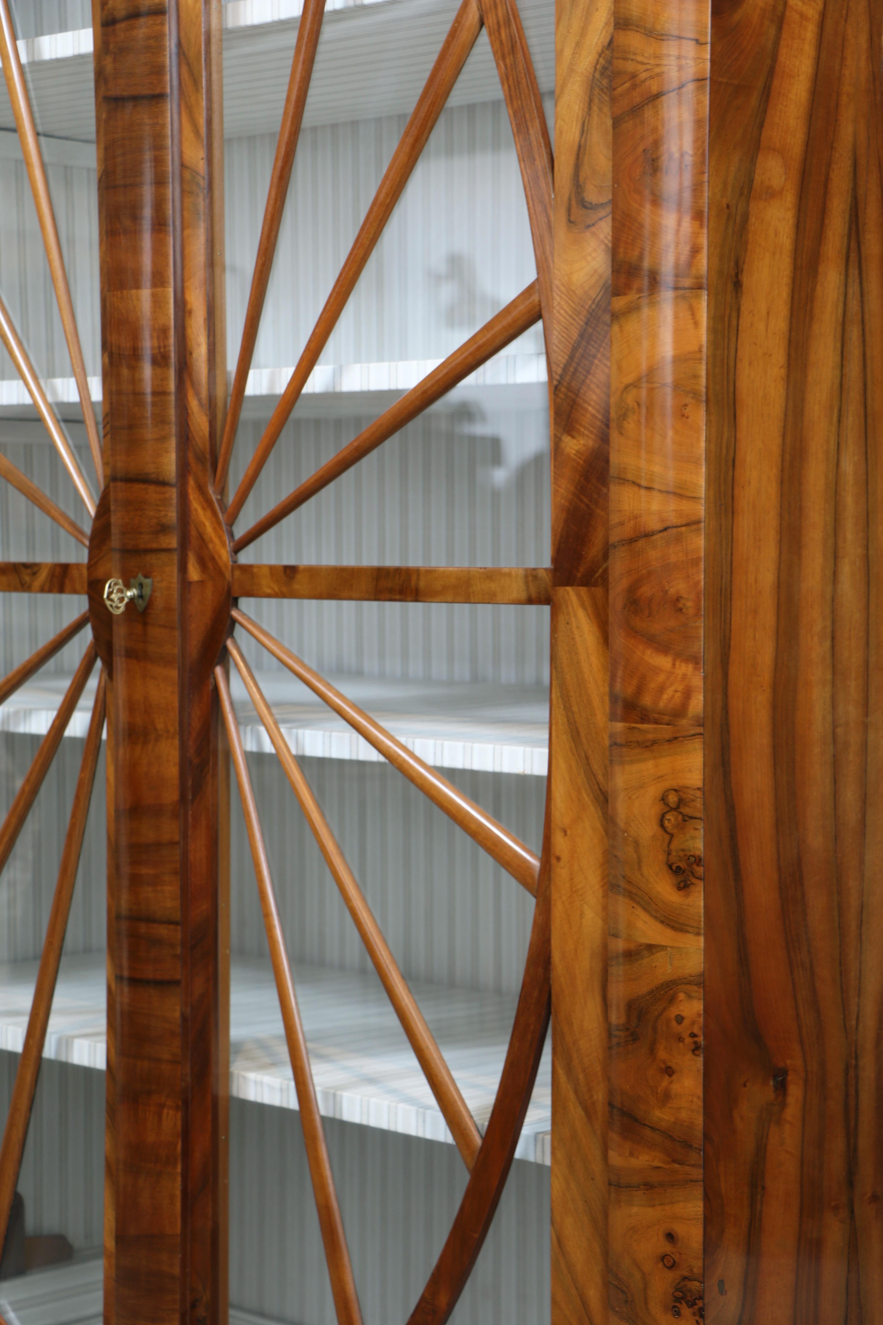 Vitrina in noce Biedermeier del XIX secolo. Vienna, 1825 circa. in vendita 3