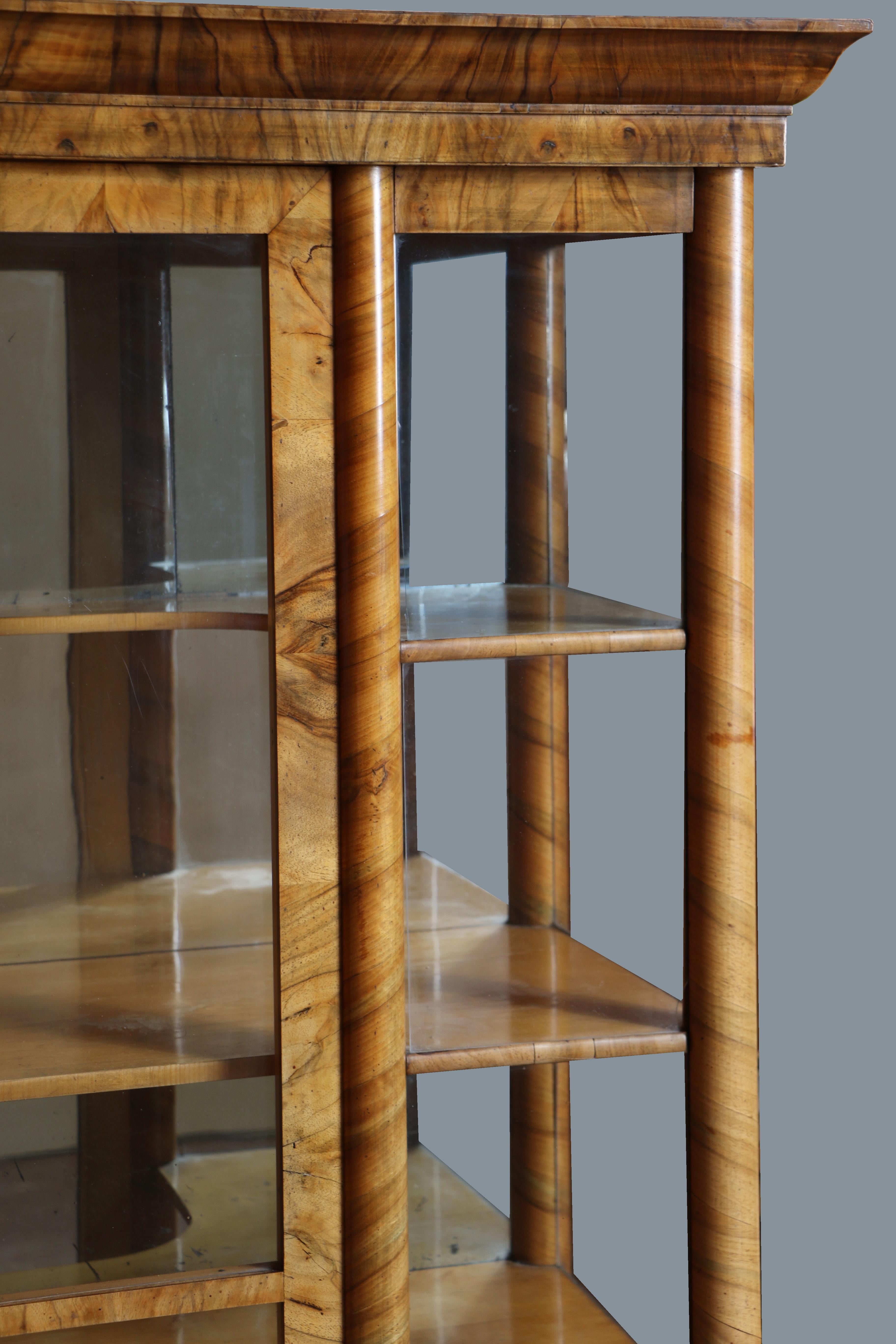 19th Century Fine Biedermeier Walnut Vitrine. Vienna, c. 1825. For Sale 3