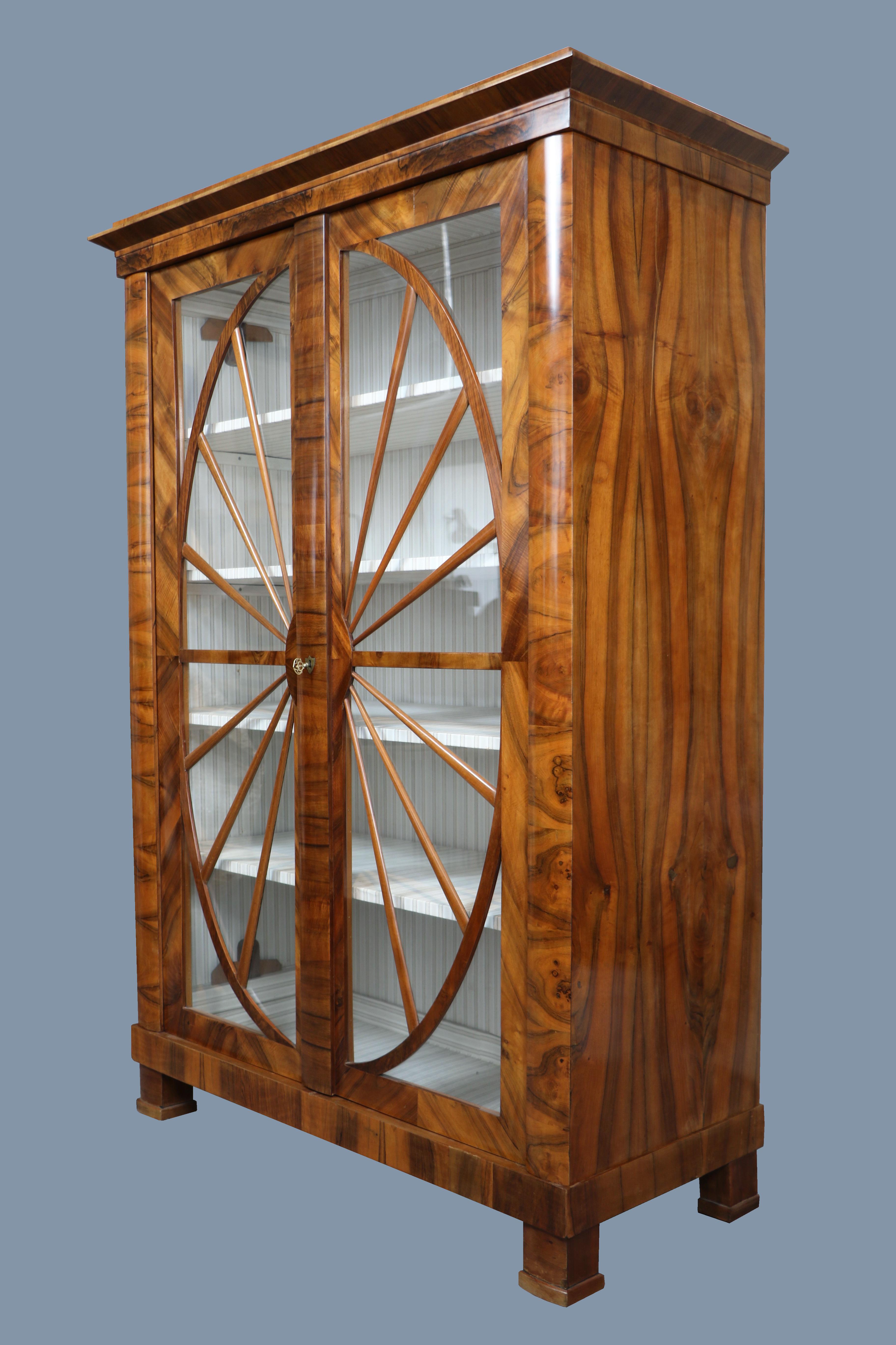 Vitrina in noce Biedermeier del XIX secolo. Vienna, 1825 circa. in vendita 4