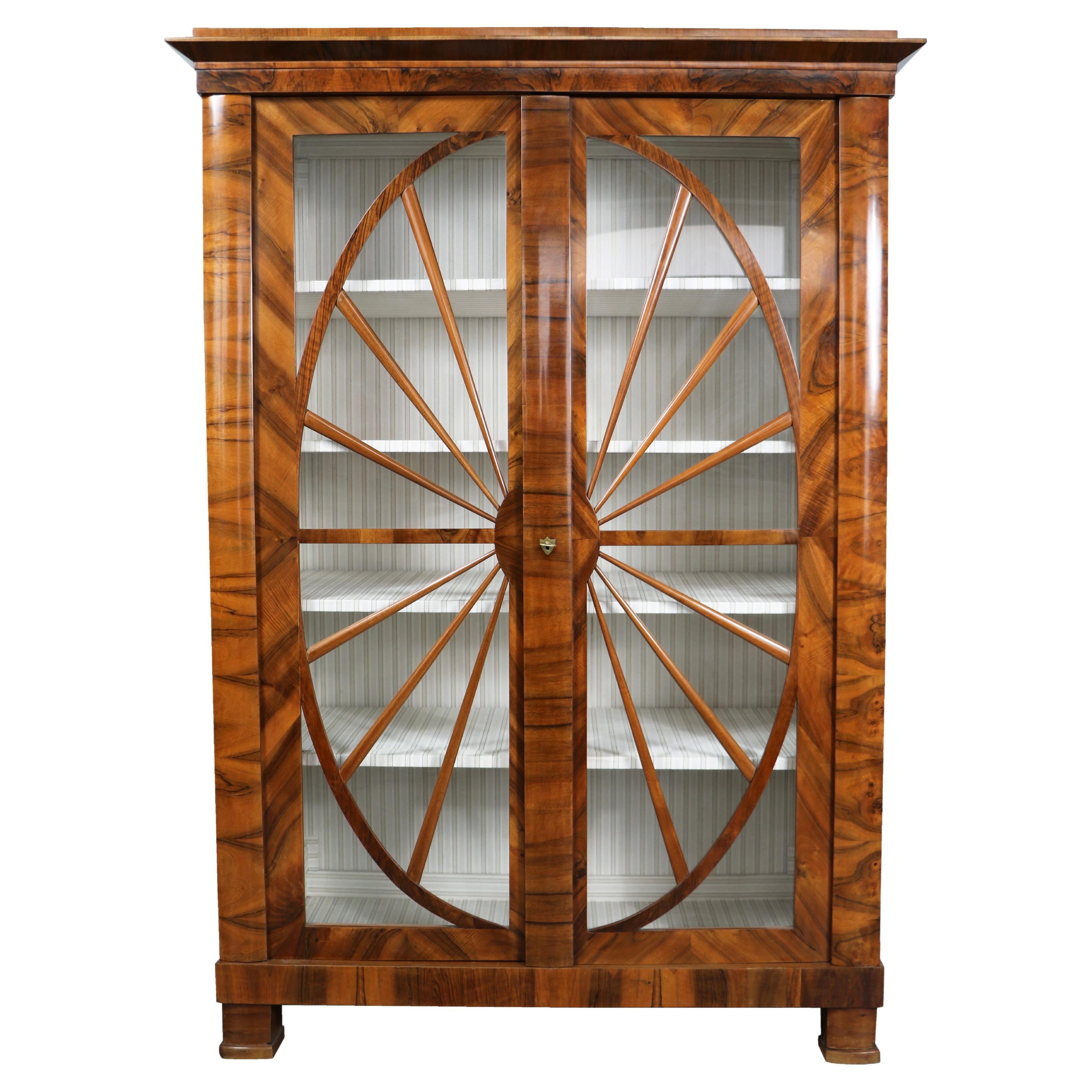 Feine Biedermeier-Vitrine aus Nussbaumholz aus dem 19. Wiener Stadt, um 1825.