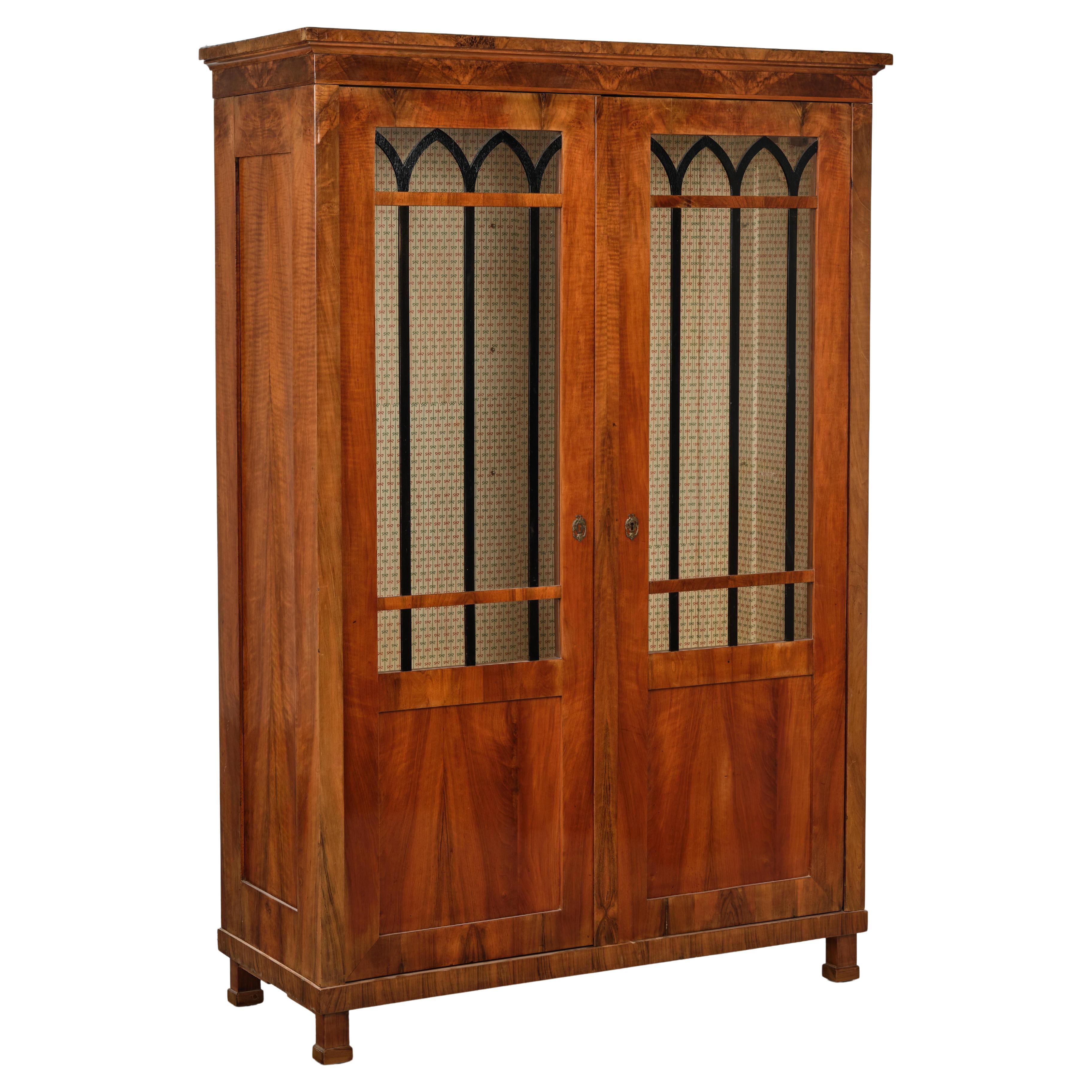 Feine Biedermeier-Vitrine aus Nussbaumholz aus dem 19. Wiener Stadt, um 1825.