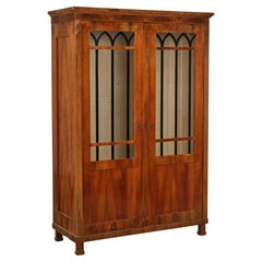 Feine Biedermeier-Vitrine aus Nussbaumholz aus dem 19. Wiener Stadt, um 1825.