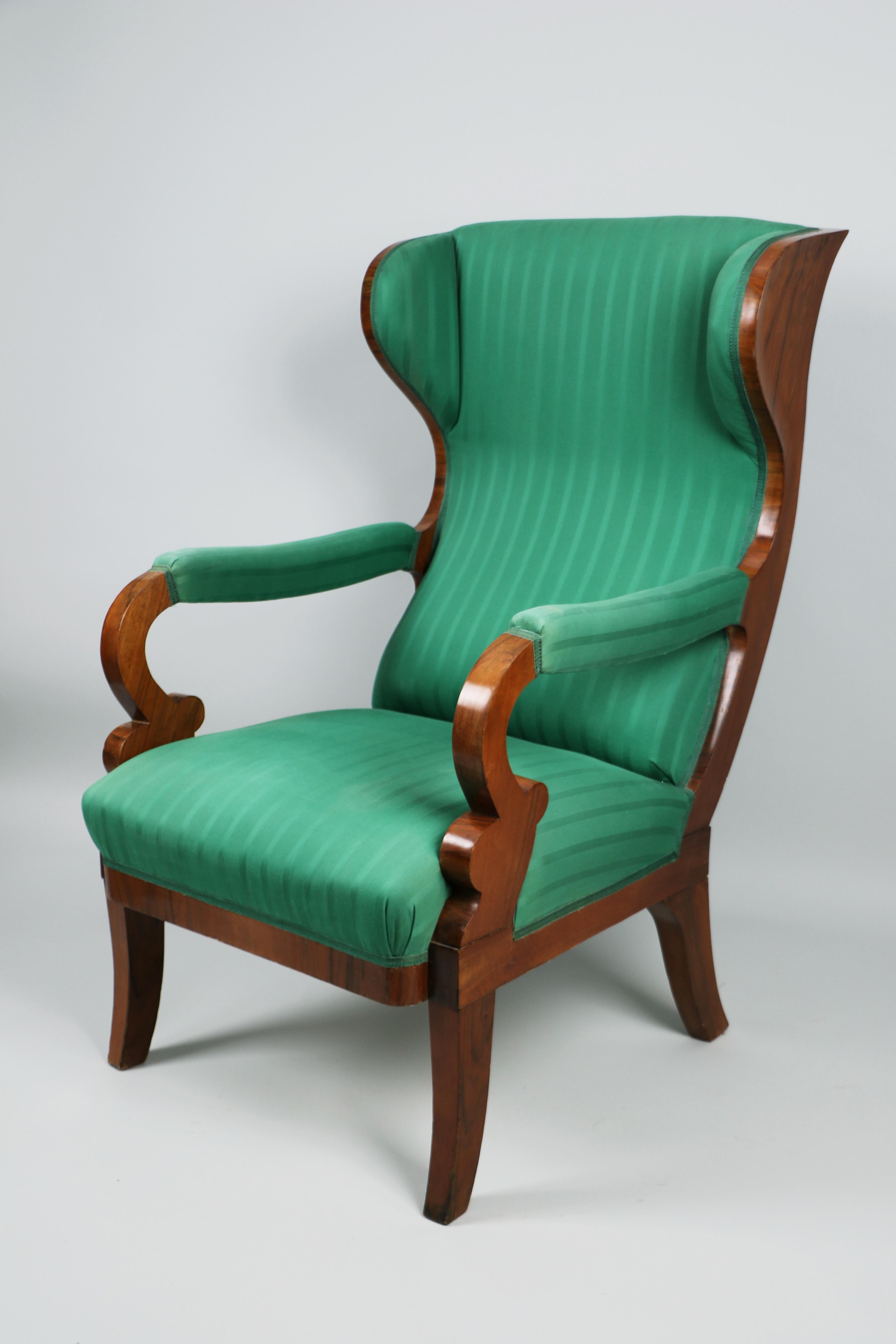 Bonjour,

Cet élégant fauteuil à oreilles rembourré Biedermeier viennois datant d'environ 1825 se distingue par des proportions sophistiquées, un design rare et raffiné et une excellente qualité d'exécution. Il continue d'avoir une grande influence