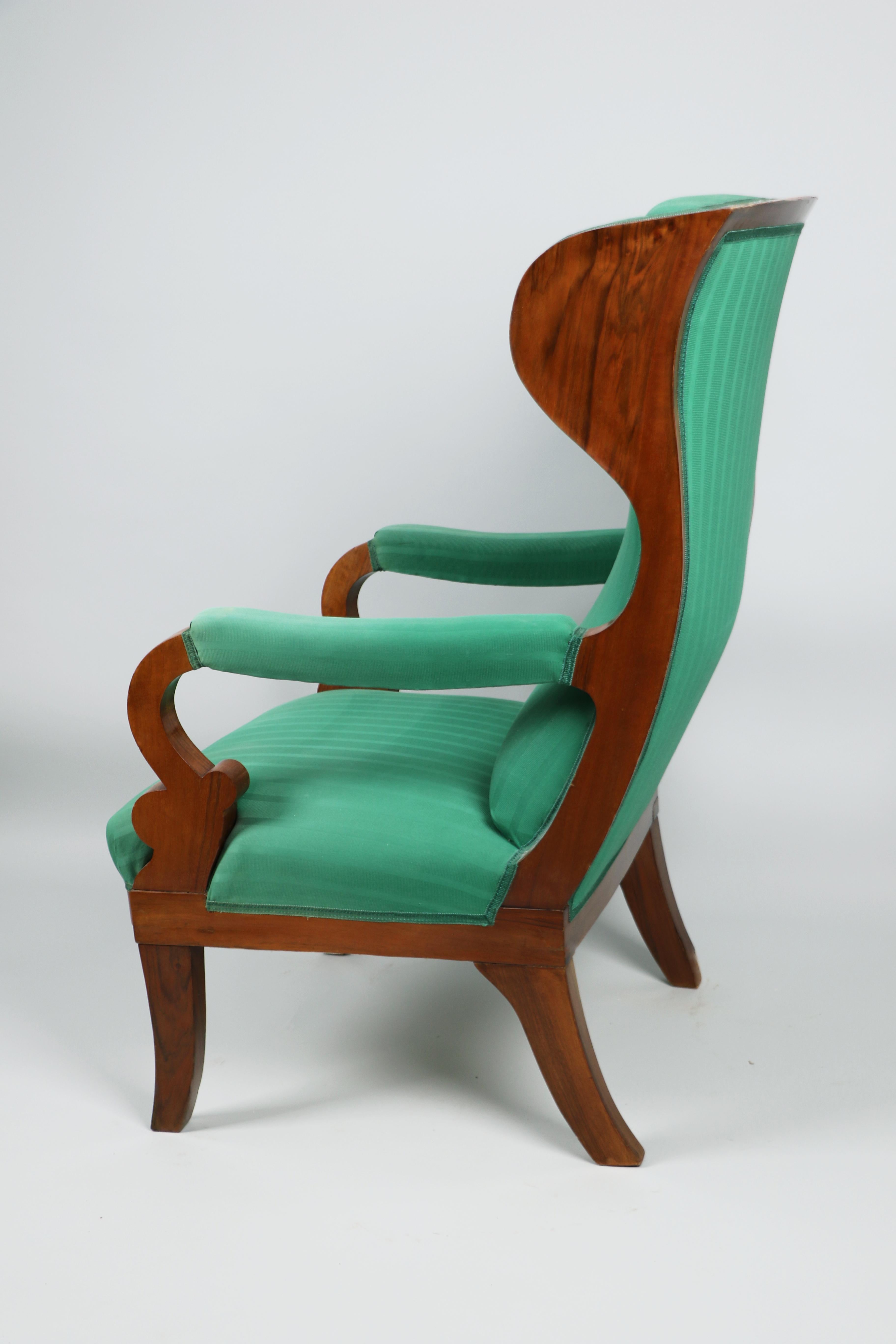 Autrichien Fauteuil à oreilles en noyer Biedermeier du XIXe siècle. Vienne, vers 1825. en vente