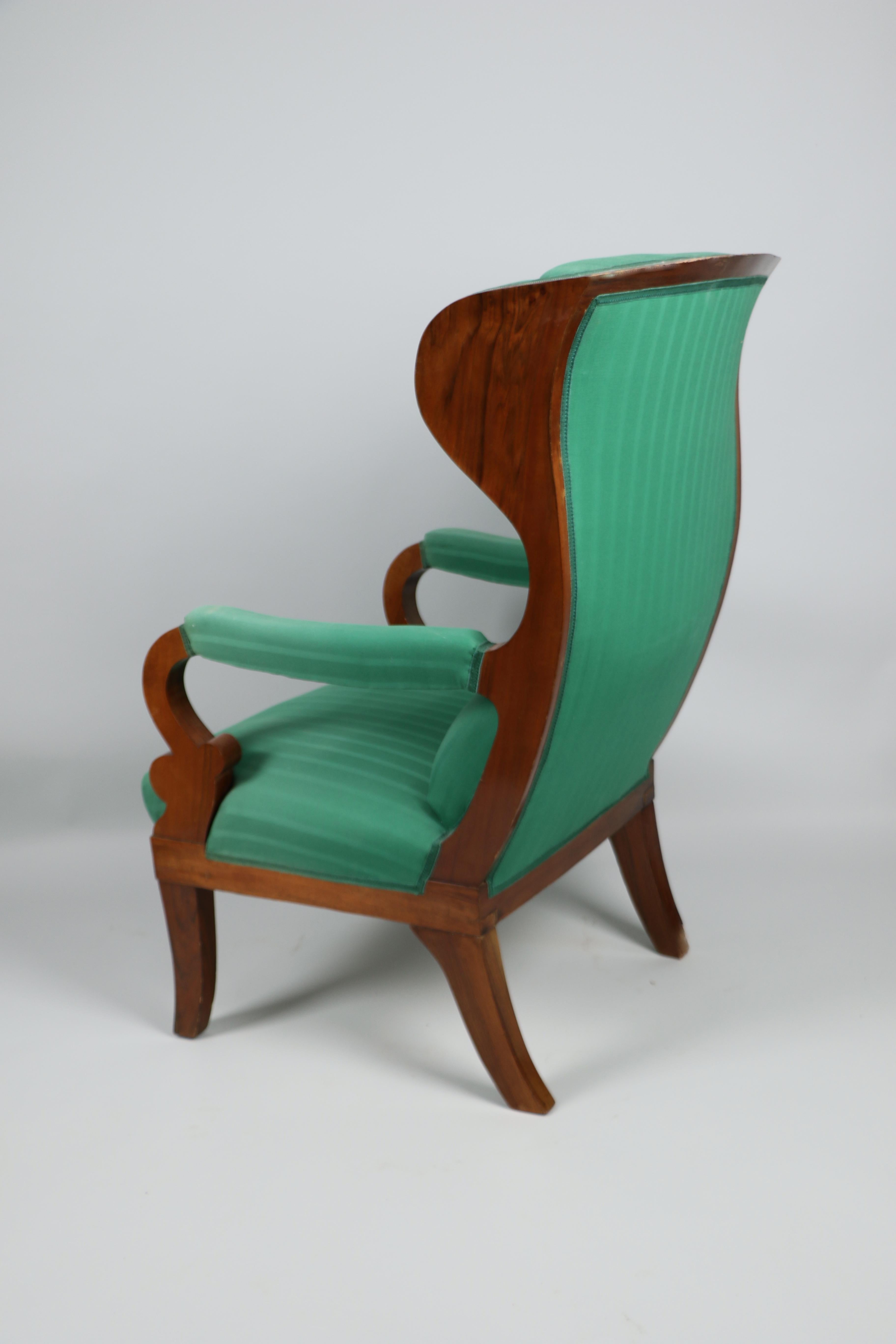 Poli Fauteuil à oreilles en noyer Biedermeier du XIXe siècle. Vienne, vers 1825. en vente