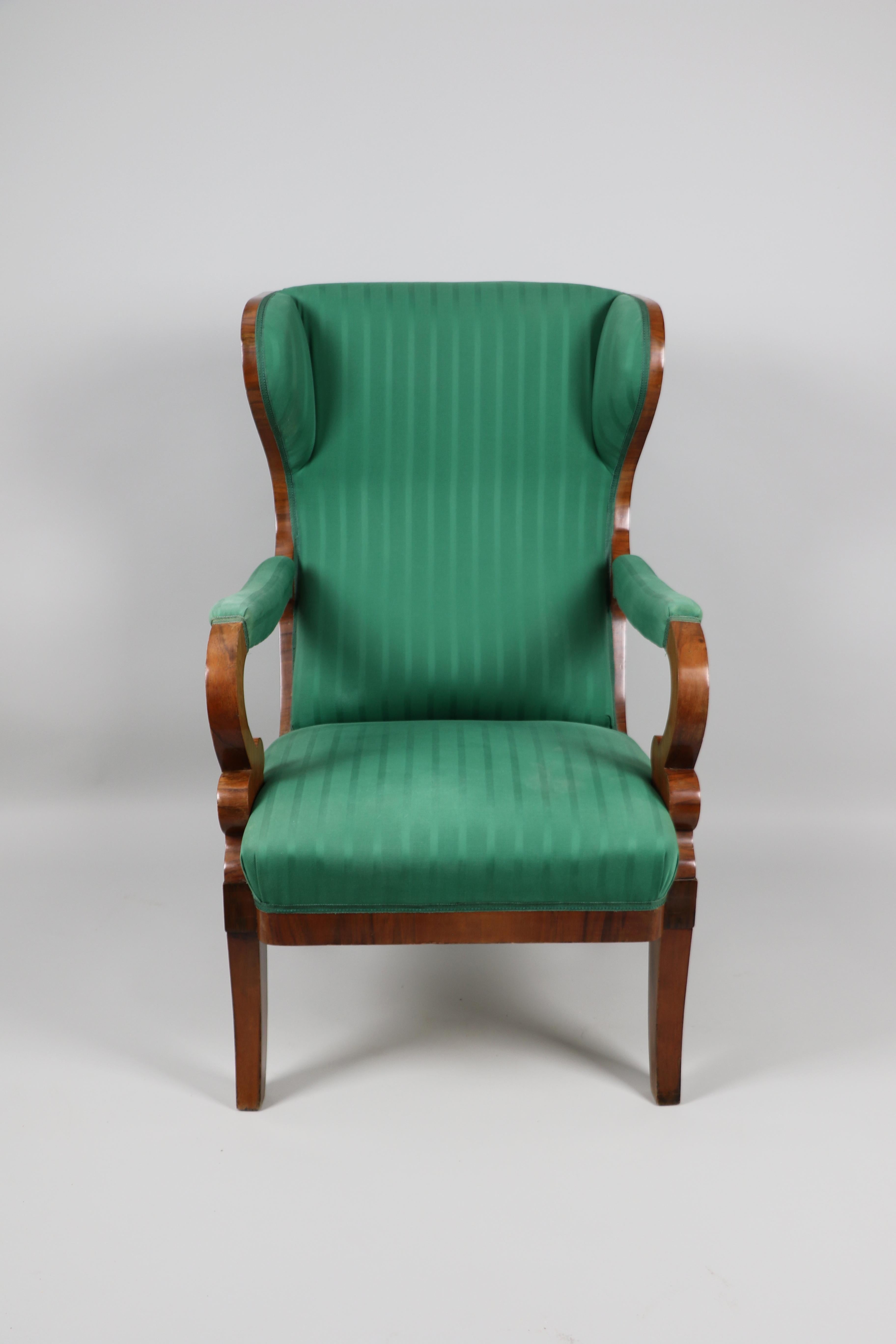 Fauteuil à oreilles en noyer Biedermeier du XIXe siècle. Vienne, vers 1825. Bon état - En vente à Vienna, AT