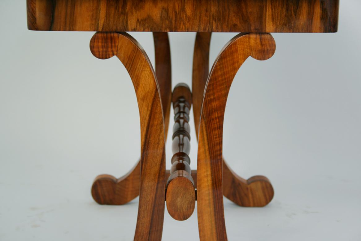 Bonjour,
Cette exceptionnelle table à écrire Biedermeier a été fabriquée à Vienne vers 1825.

Le Biedermeier viennois se distingue par ses proportions sophistiquées, son design rare et raffiné et son excellent savoir-faire. Il continue d'avoir une
