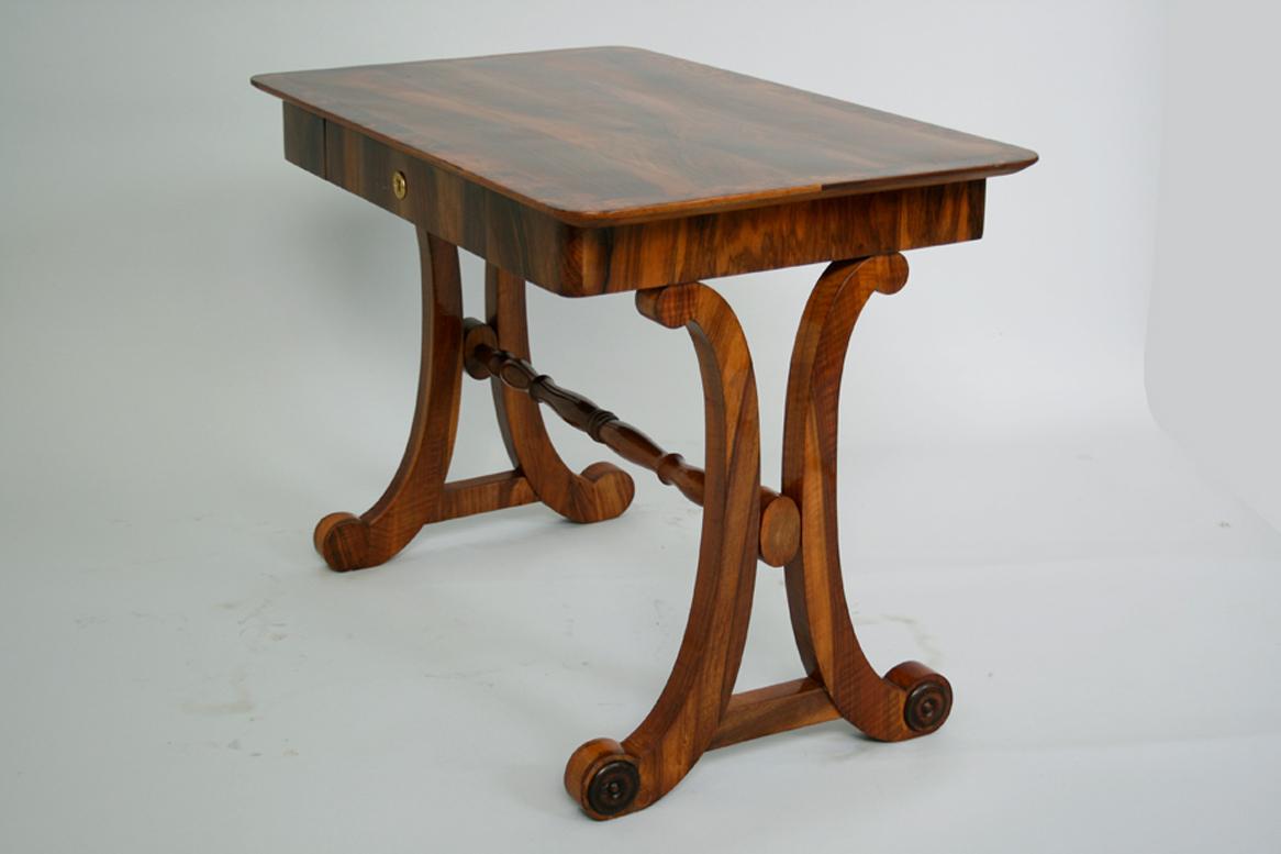 Autrichien Table à écrire en noyer Biedermeier du XIXe siècle. Vienne, vers 1825. en vente