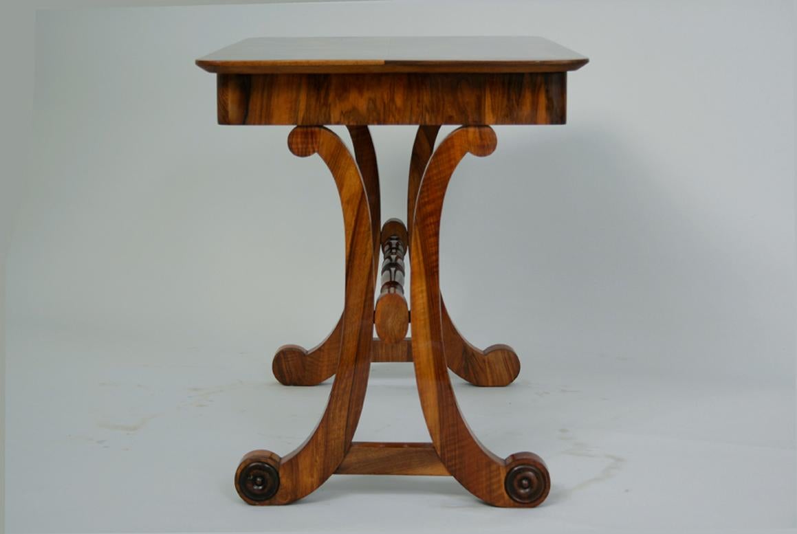 Poli Table à écrire en noyer Biedermeier du XIXe siècle. Vienne, vers 1825. en vente