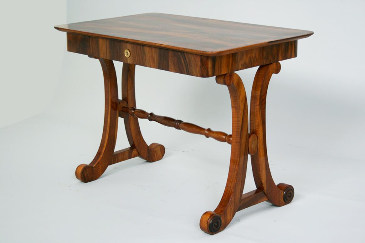 Table à écrire en noyer Biedermeier du XIXe siècle. Vienne, vers 1825. Bon état - En vente à Vienna, AT