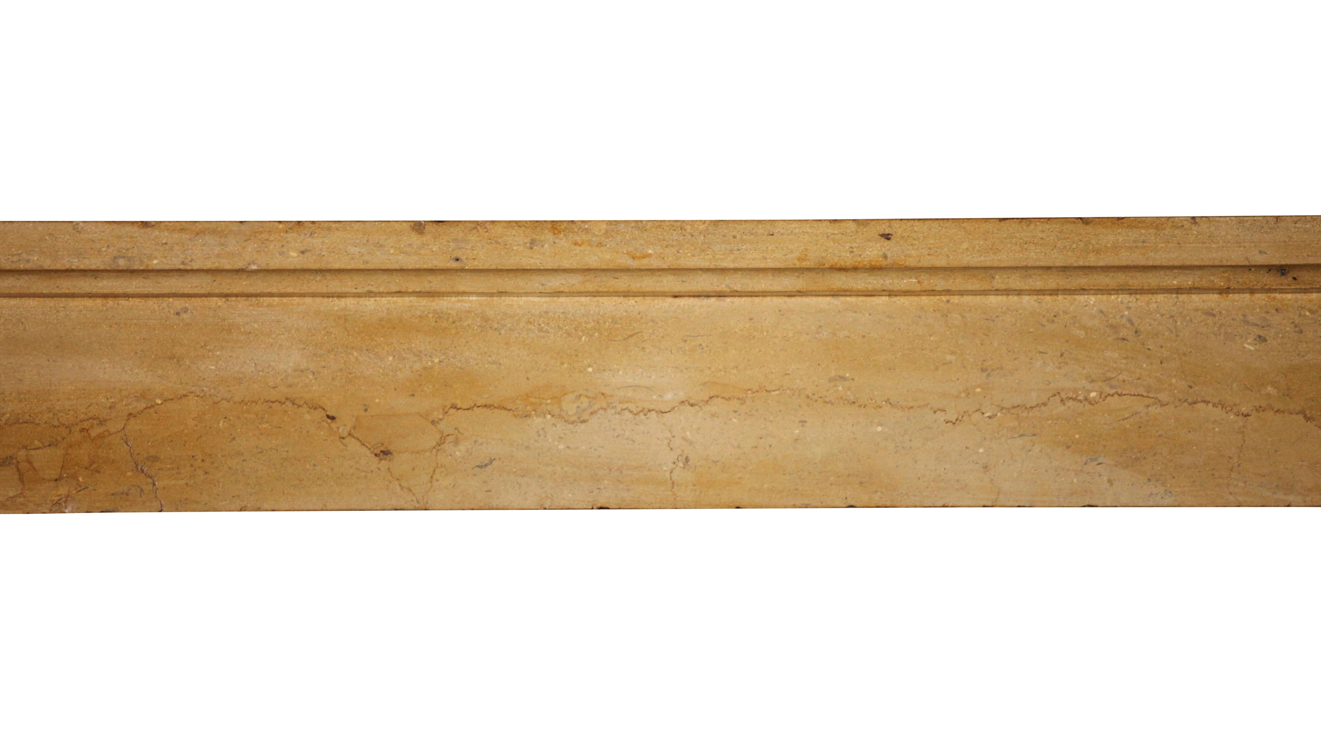 Dies ist eine schöne Französisch Honig Farbe Kalkstein antiken Kamin umgeben. Die gewachste Oberfläche des antiken Schornsteins fühlt sich bei Berührung seidig an. Er kann sowohl in einem Landhausstil als auch in einer zeitlosen Inneneinrichtung