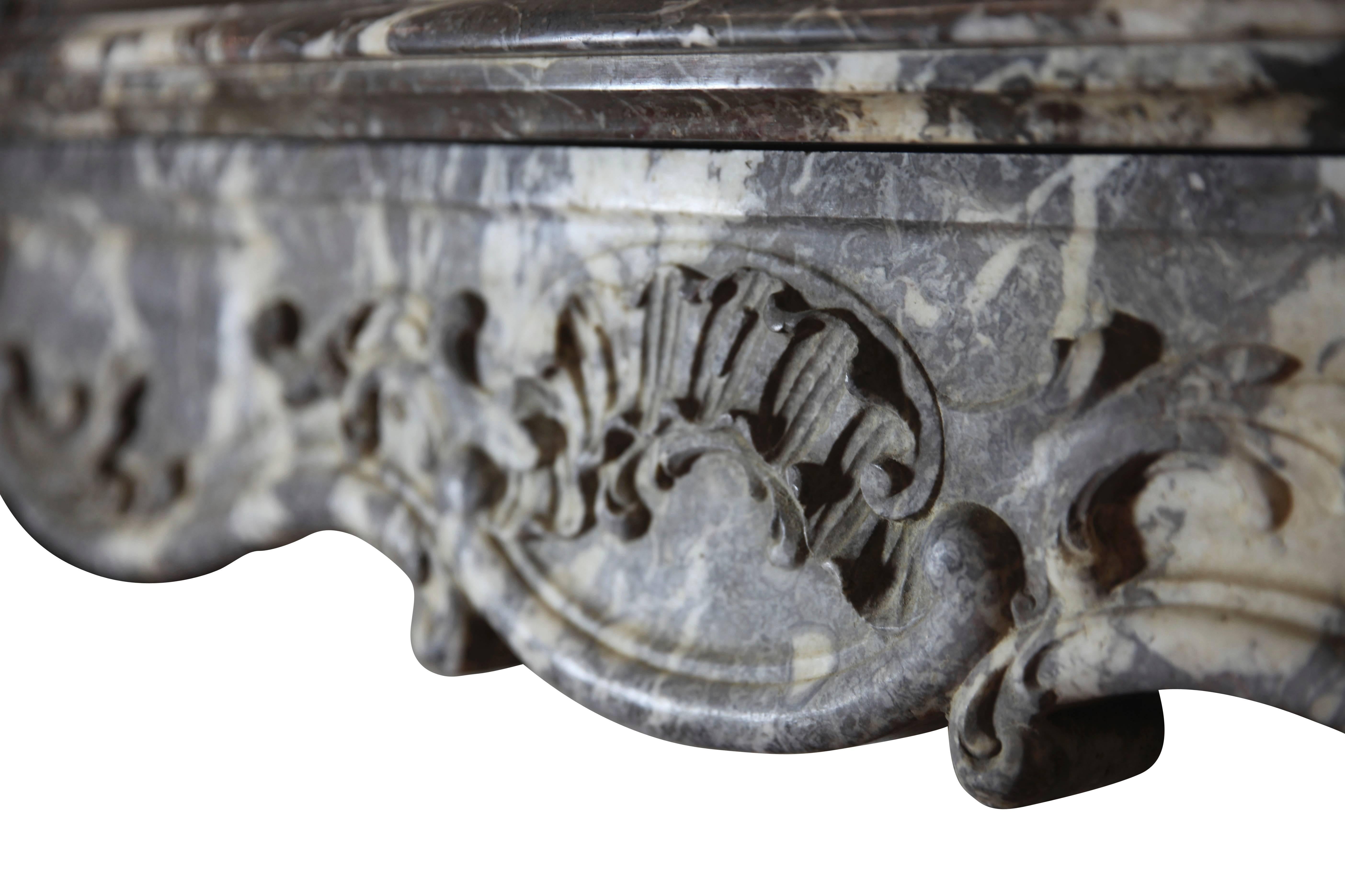 Antiker antiker Kaminsims aus grauem europäischem Marmor aus dem 19. Jahrhundert im Angebot 2