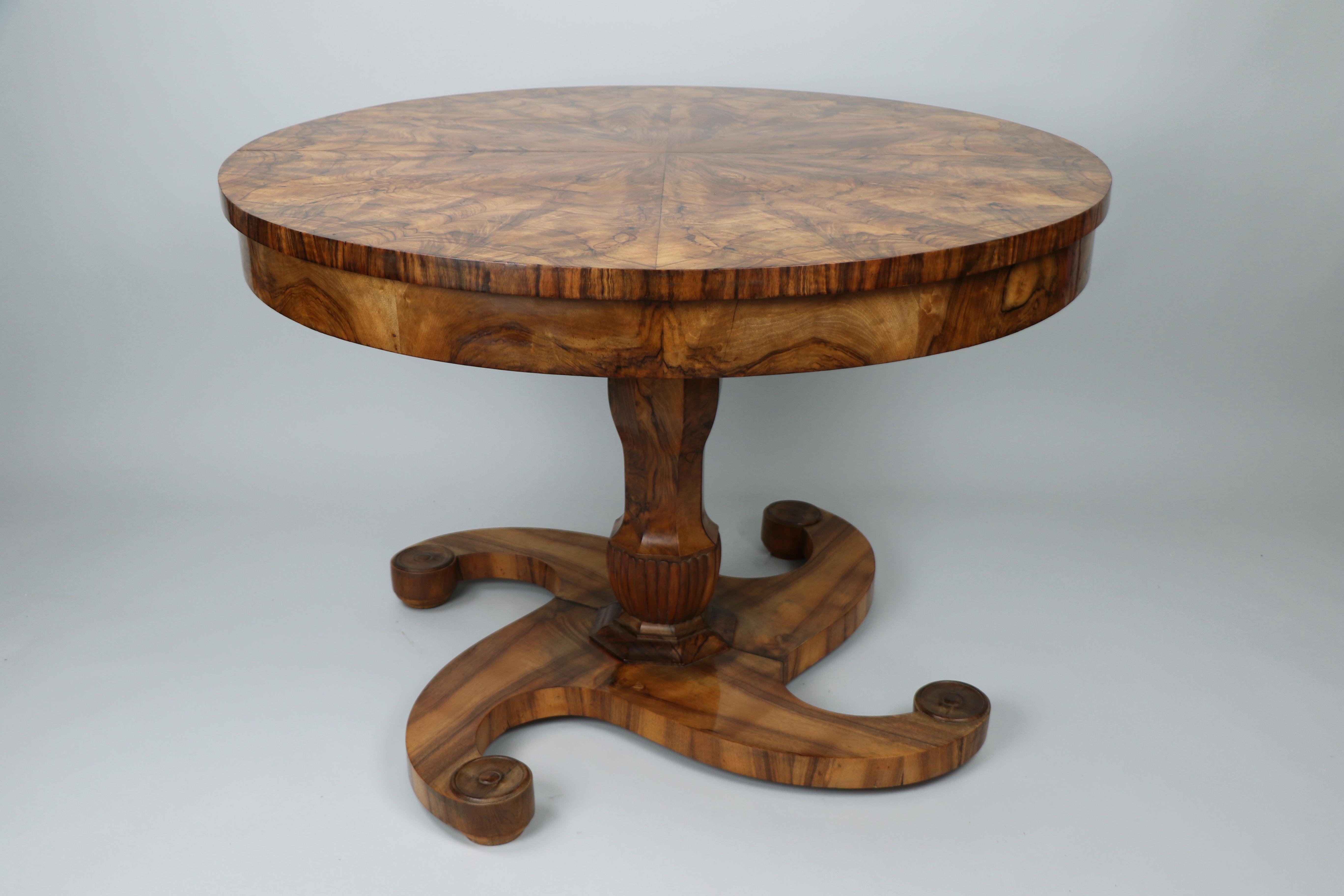 Elegance intemporelle - Exceptionnelle table à rallonge viennoise Biedermeier, Circa 1825

Nous sommes fiers de présenter cette rare et étonnante table à rallonge Biedermeier viennois, un exemple exceptionnel de l'artisanat et du design du début du
