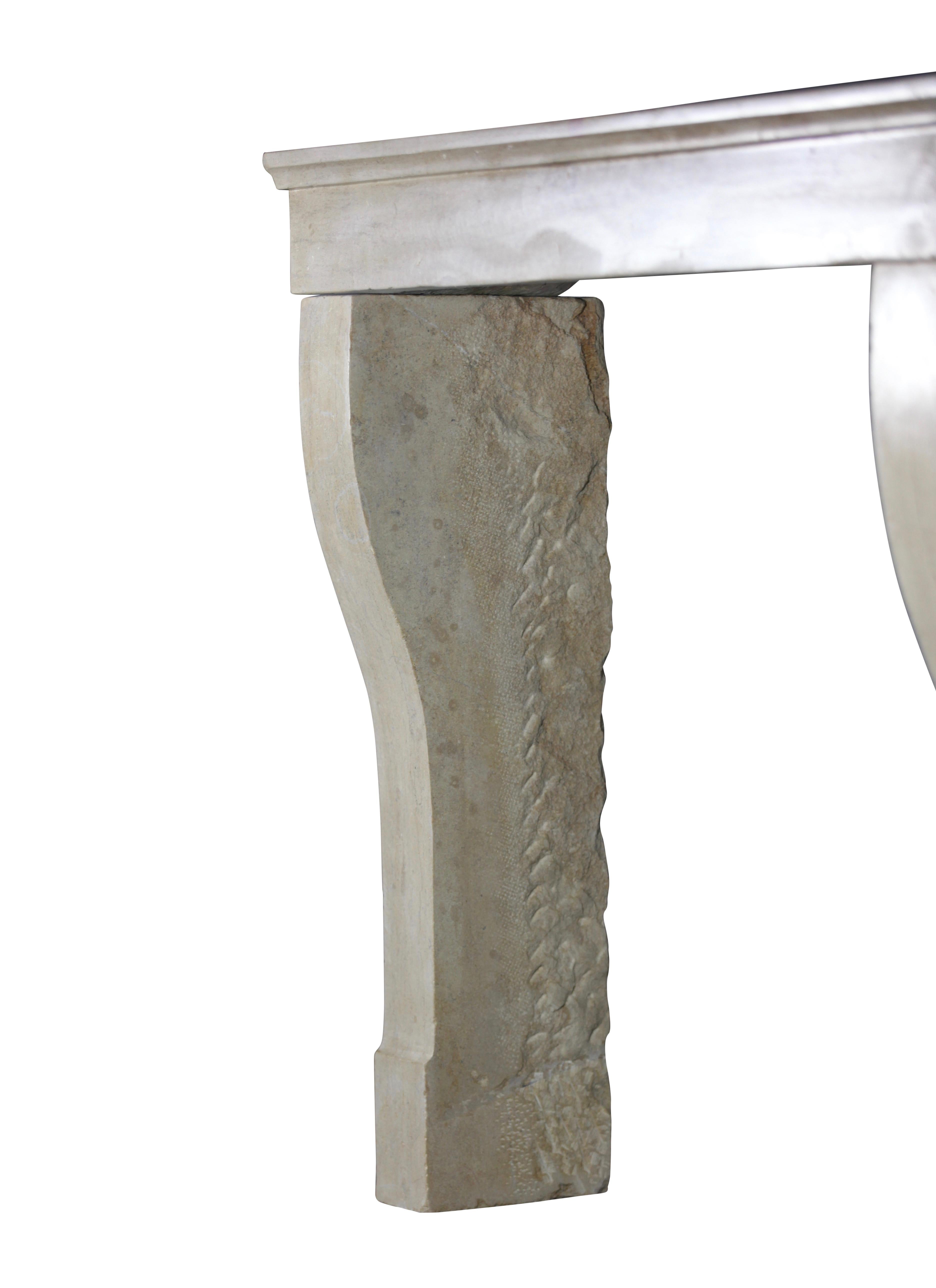 19. Jahrhundert Feine französische antike Kaminumrandung aus Kalkstein im Zustand „Hervorragend“ im Angebot in Beervelde, BE