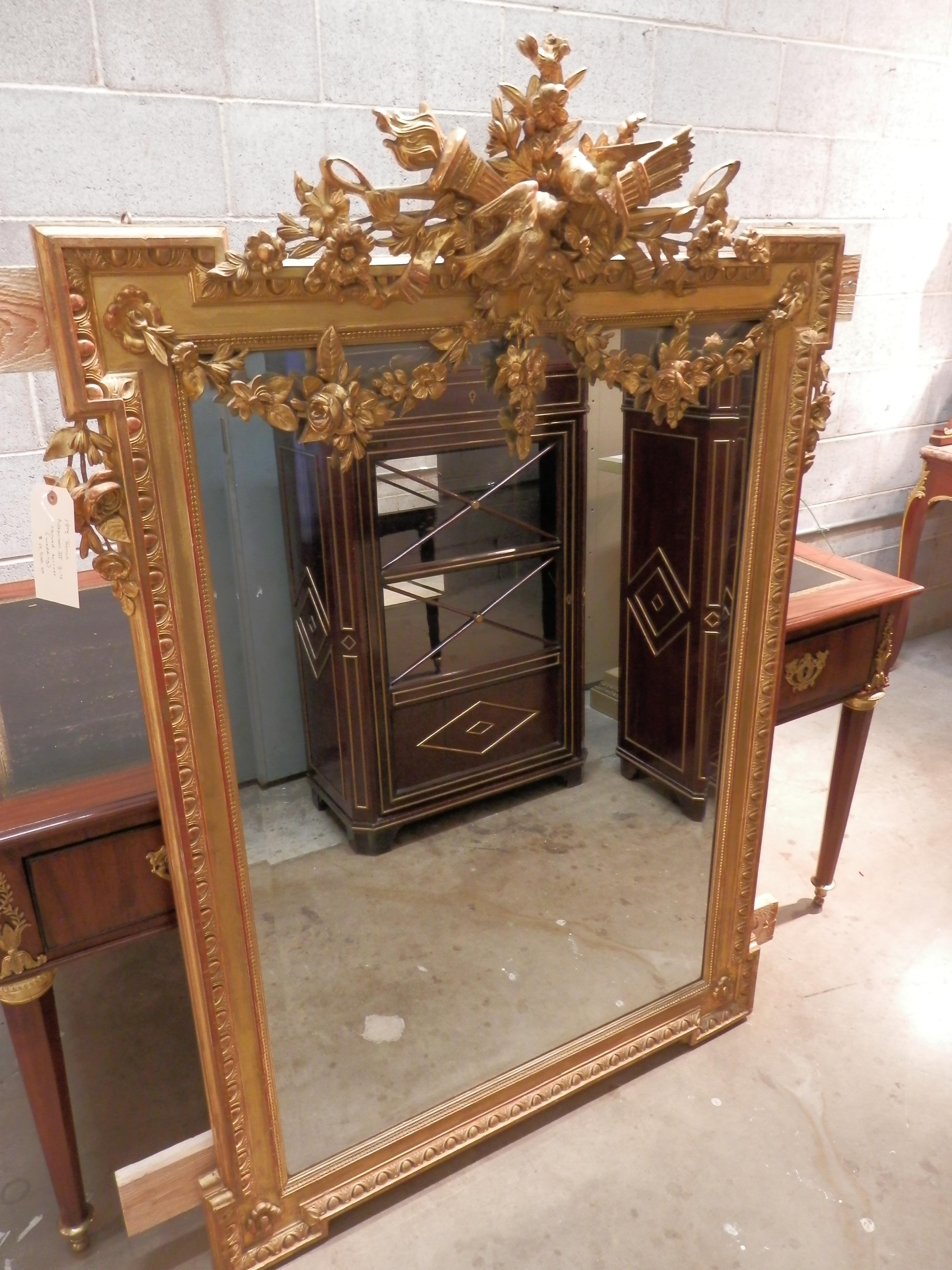 19th Century Fine French Gilt Carved Mirror with Fine Details In Good Condition For Sale In Dallas, TX