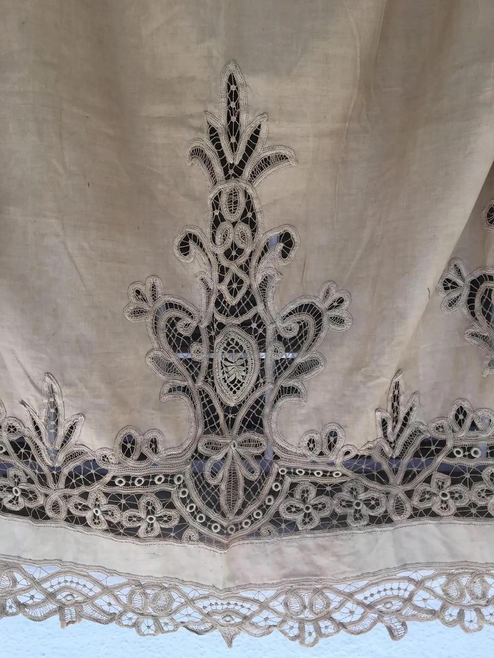 Dieser schöne Vorhang aus Leinen und Spitze, der auf einem Markt in der Provence gefunden wurde, kann auch als Tischtuch, Bettdecke, Bettbehang oder einfach so an der Wand aufgehängt werden. Es hat 7 frühe Messing-Vorhangringe entlang der Oberseite