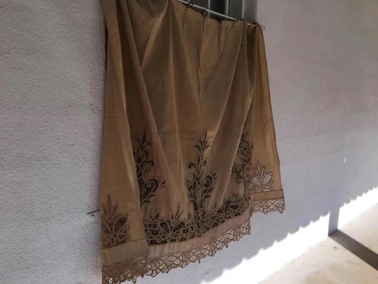 19th Century Fine French Linen and Lace Curtain In Good Condition For Sale In Charlottesville, VA