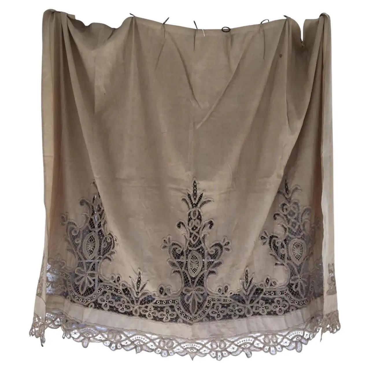 19th Century Fine French Linen and Lace Curtain For Sale 2
