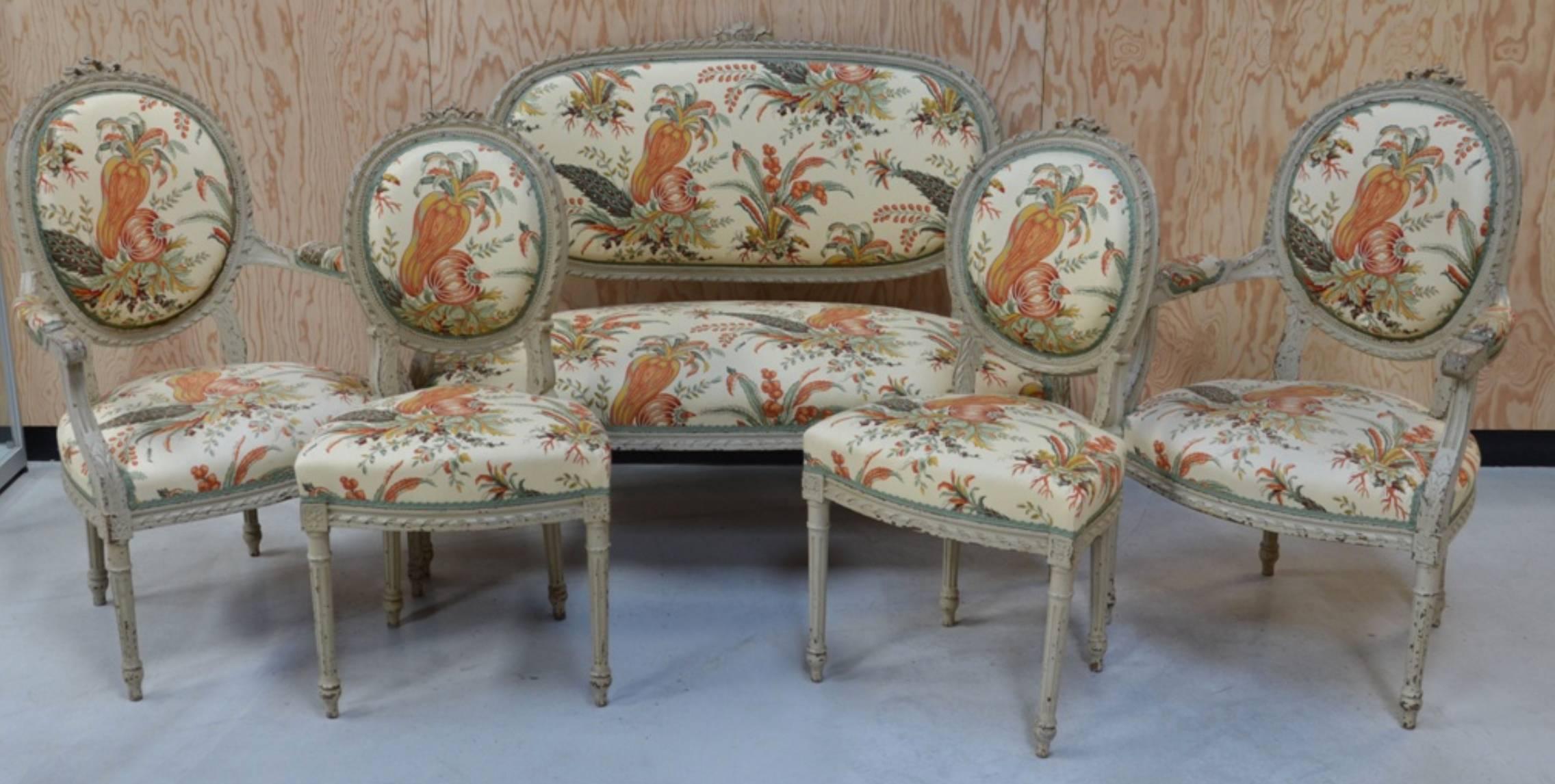 Très bel ensemble de salon de style Louis XVI du XIXe siècle, peint à la main en gris et sculpté, comprenant un canapé, deux fauteuils et deux chaises, tous retapissés en tissu floral, en excellent état et de grande qualité. Les cadres finement