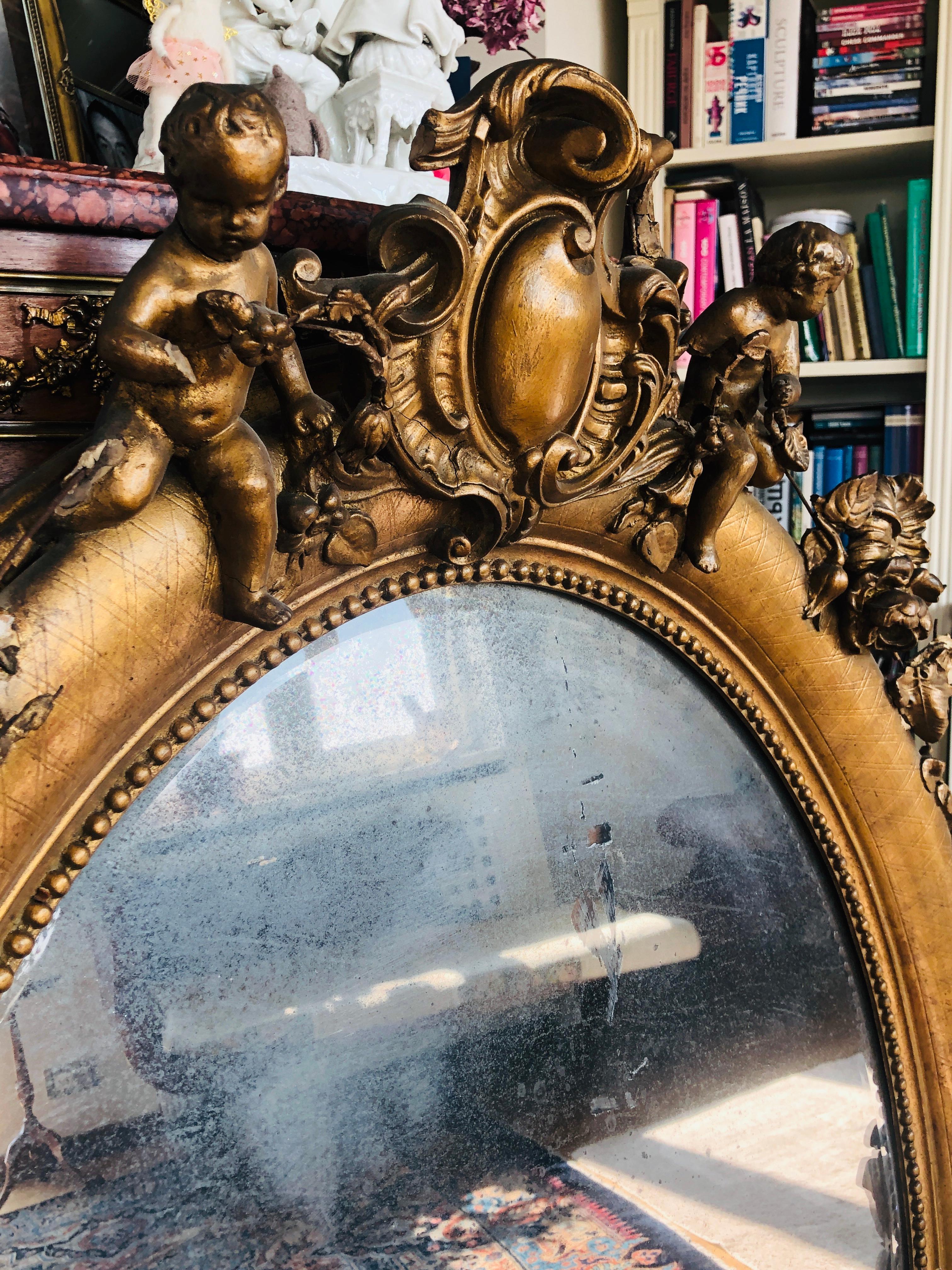 Napoléon III Miroir ovale français du 19ème siècle en bois doré avec chérubins sur le dessus en vente