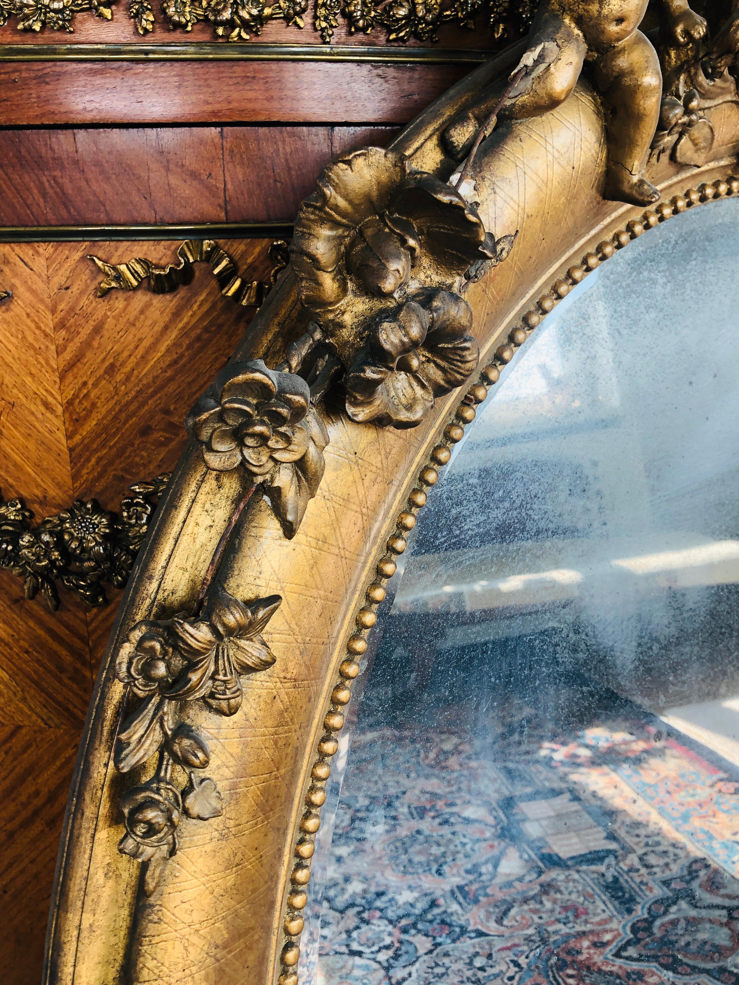 Feiner französischer ovaler Spiegel aus vergoldetem Holz mit Putten auf der Oberseite aus dem 19. Jahrhundert (Französisch) im Angebot