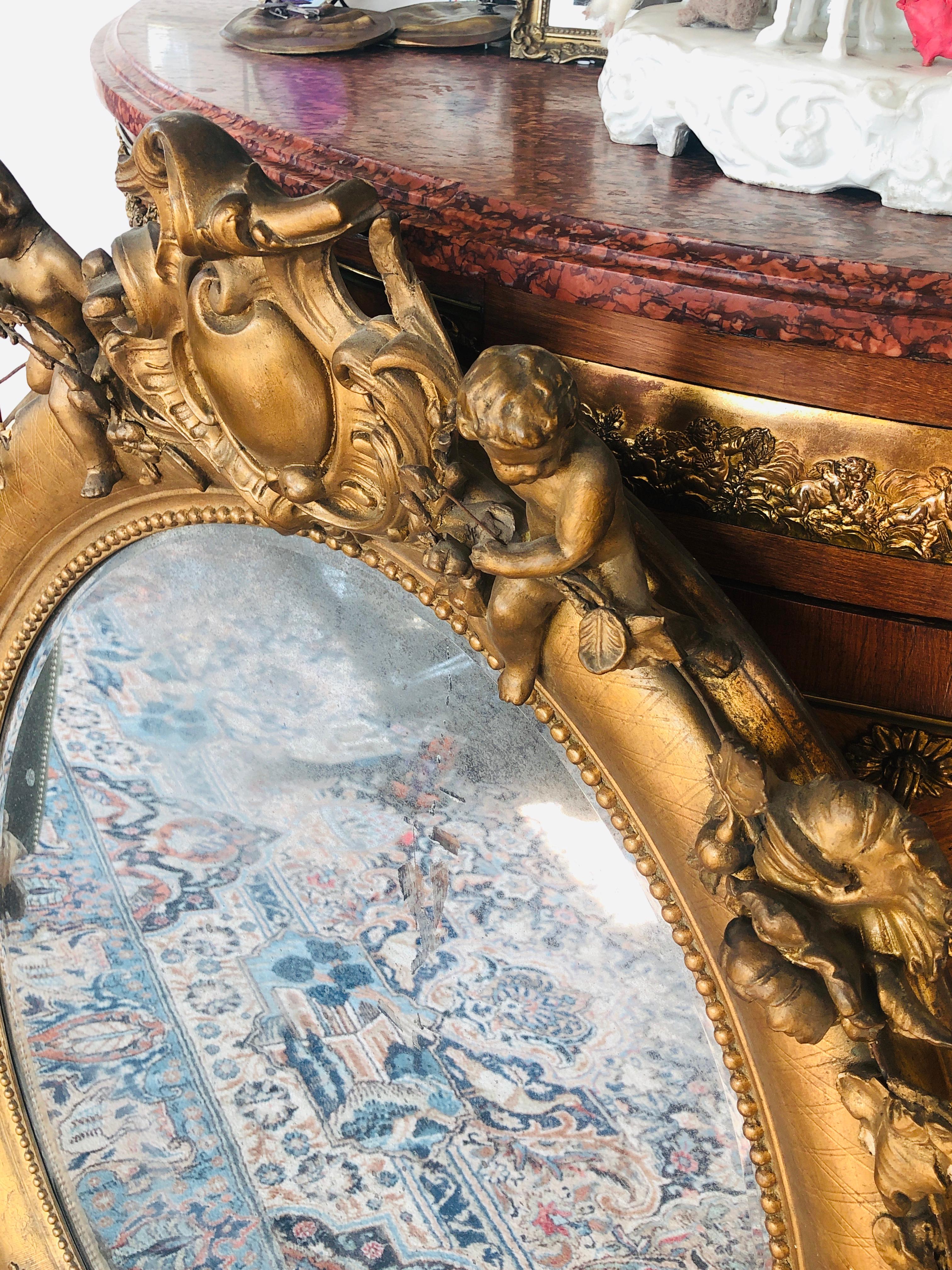 Miroir ovale français du 19ème siècle en bois doré avec chérubins sur le dessus Bon état - En vente à Sofia, BG