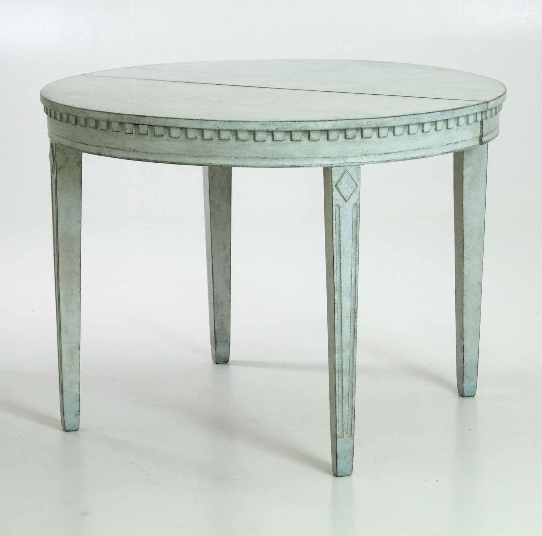 Stunning and rare 19th century fine Gustavian style extension table, with two leaves with carved apron, in a light blue/greyish color.
 