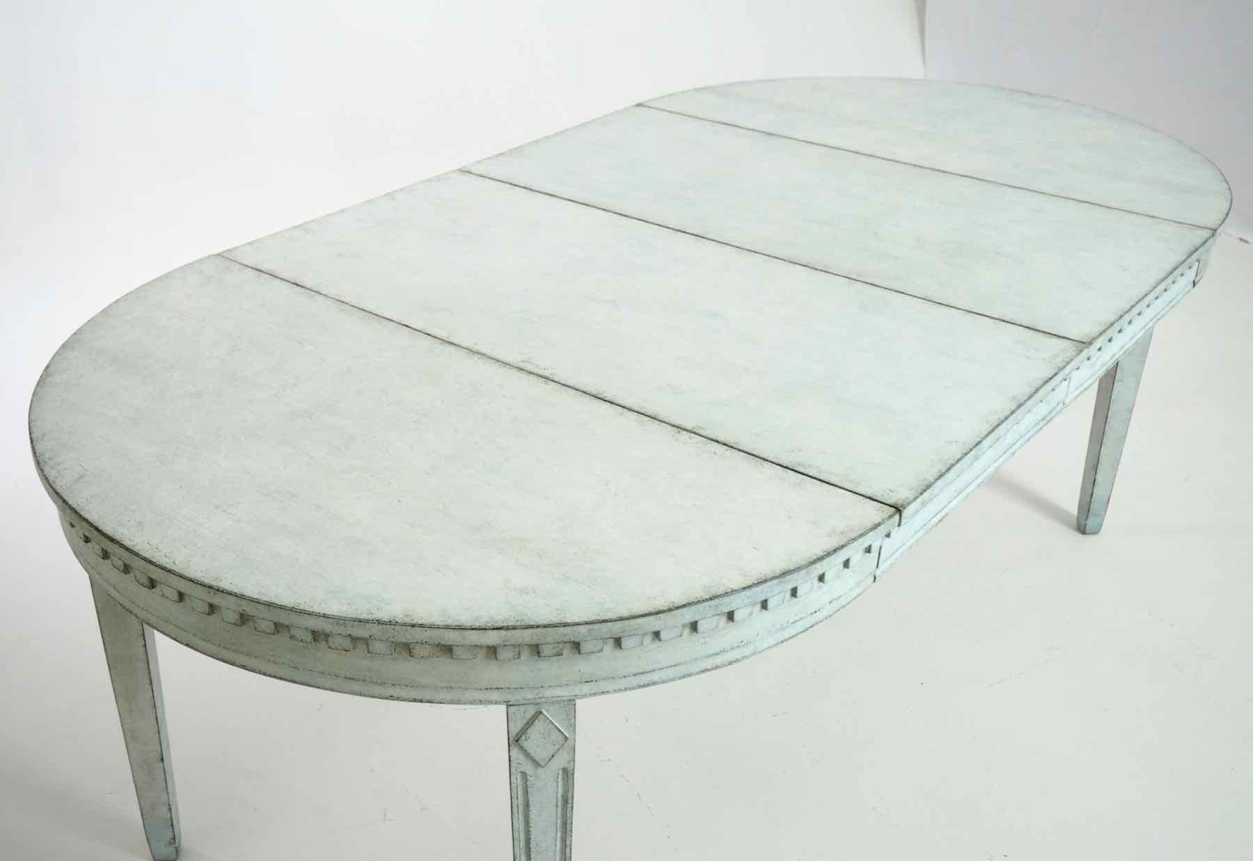 19th Century Fine Gustavian Style Extension Table with Two Leaves 2