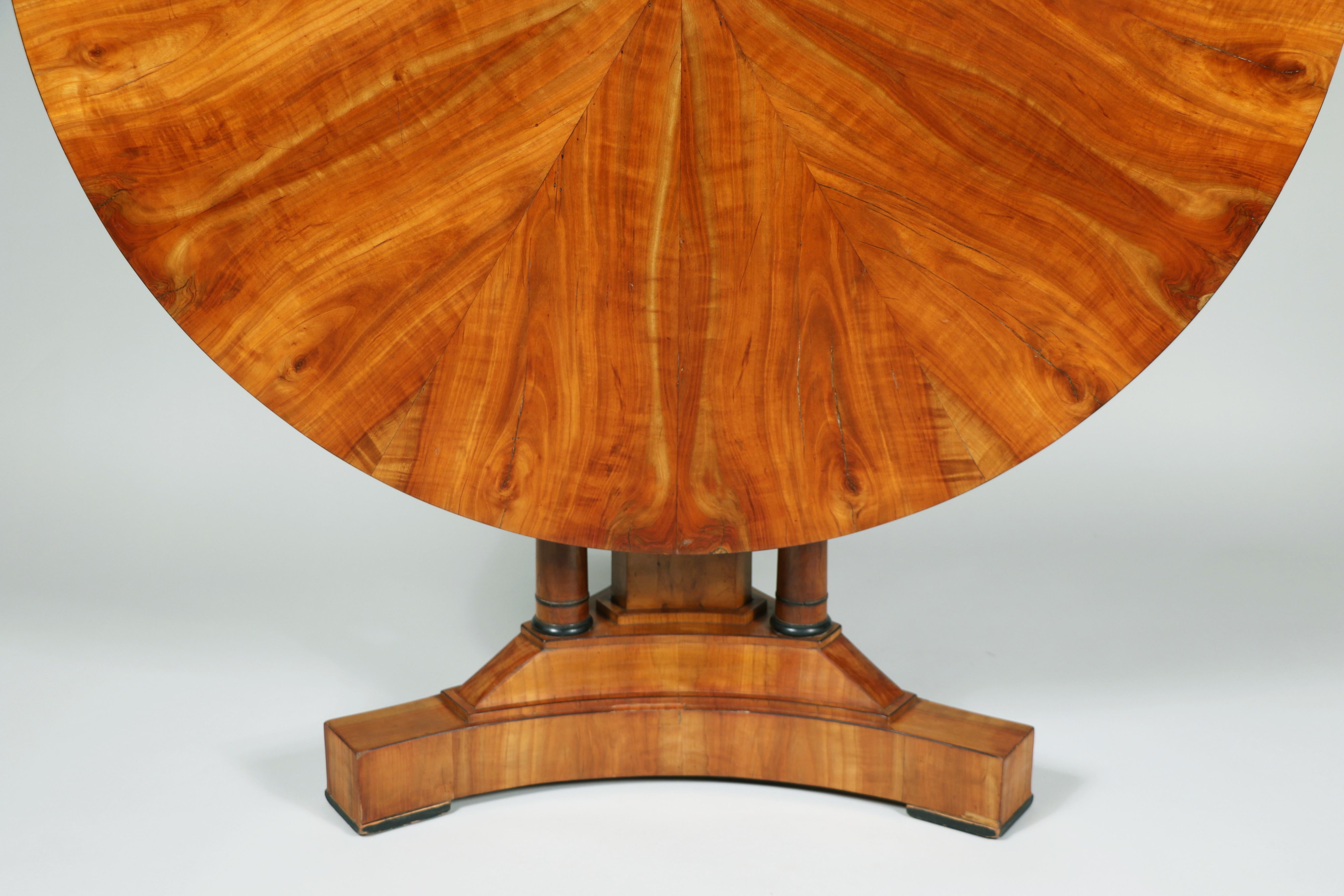 Grande table Biedermeier en cerisier du 19ème siècle. Vienne, vers 1825. en vente 5