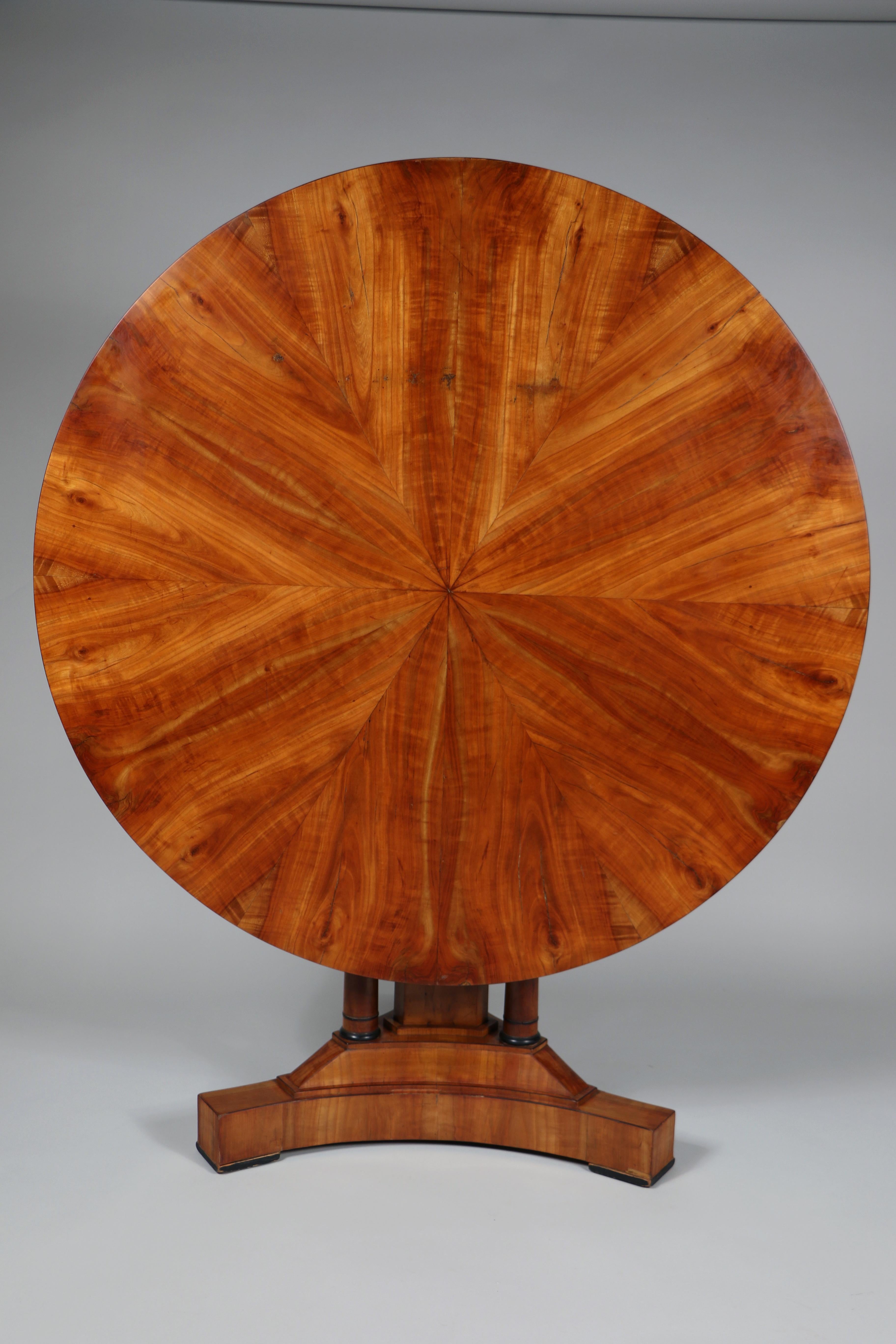 Autrichien Grande table Biedermeier en cerisier du 19ème siècle. Vienne, vers 1825. en vente