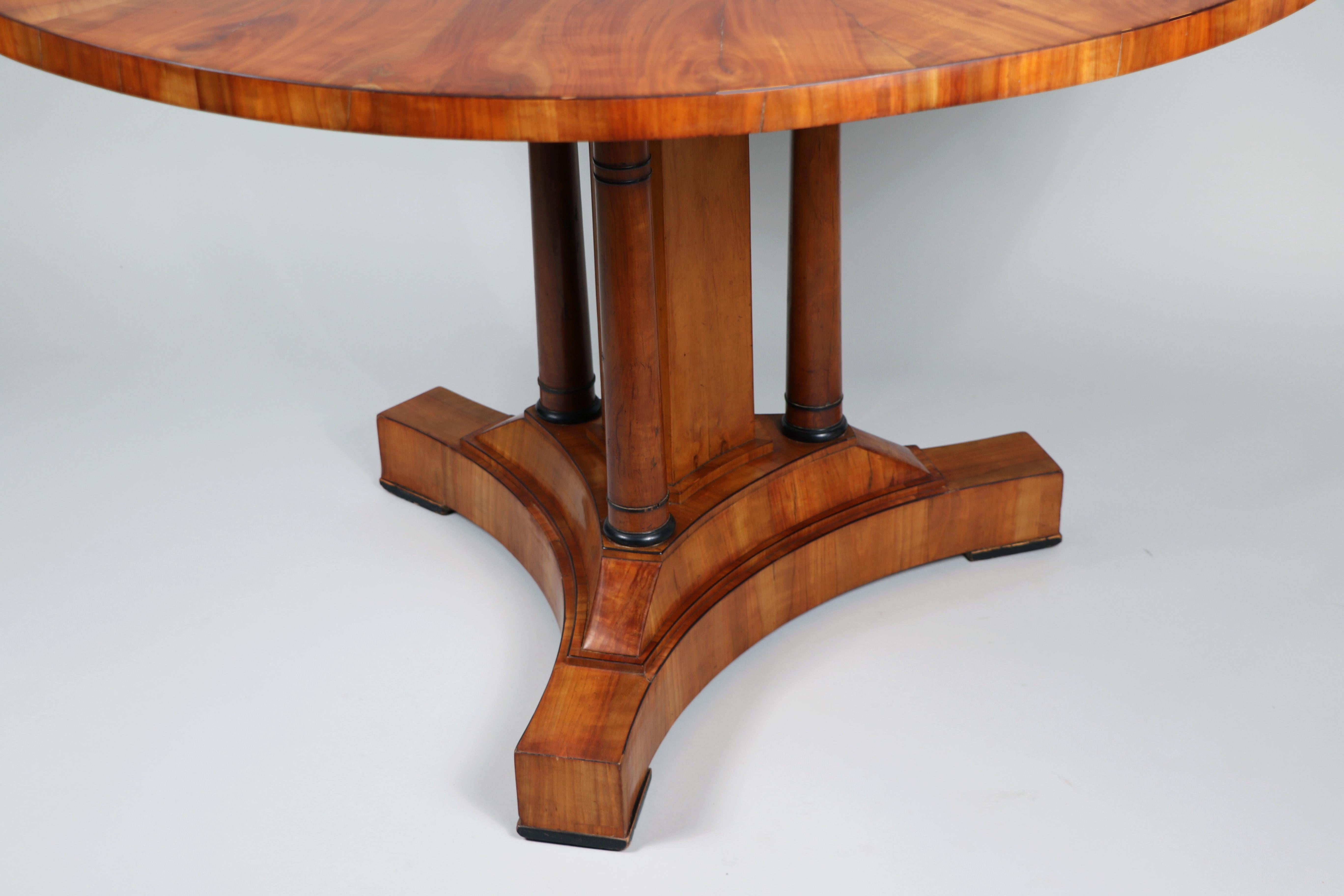 Grande table Biedermeier en cerisier du 19ème siècle. Vienne, vers 1825. Bon état - En vente à Vienna, AT