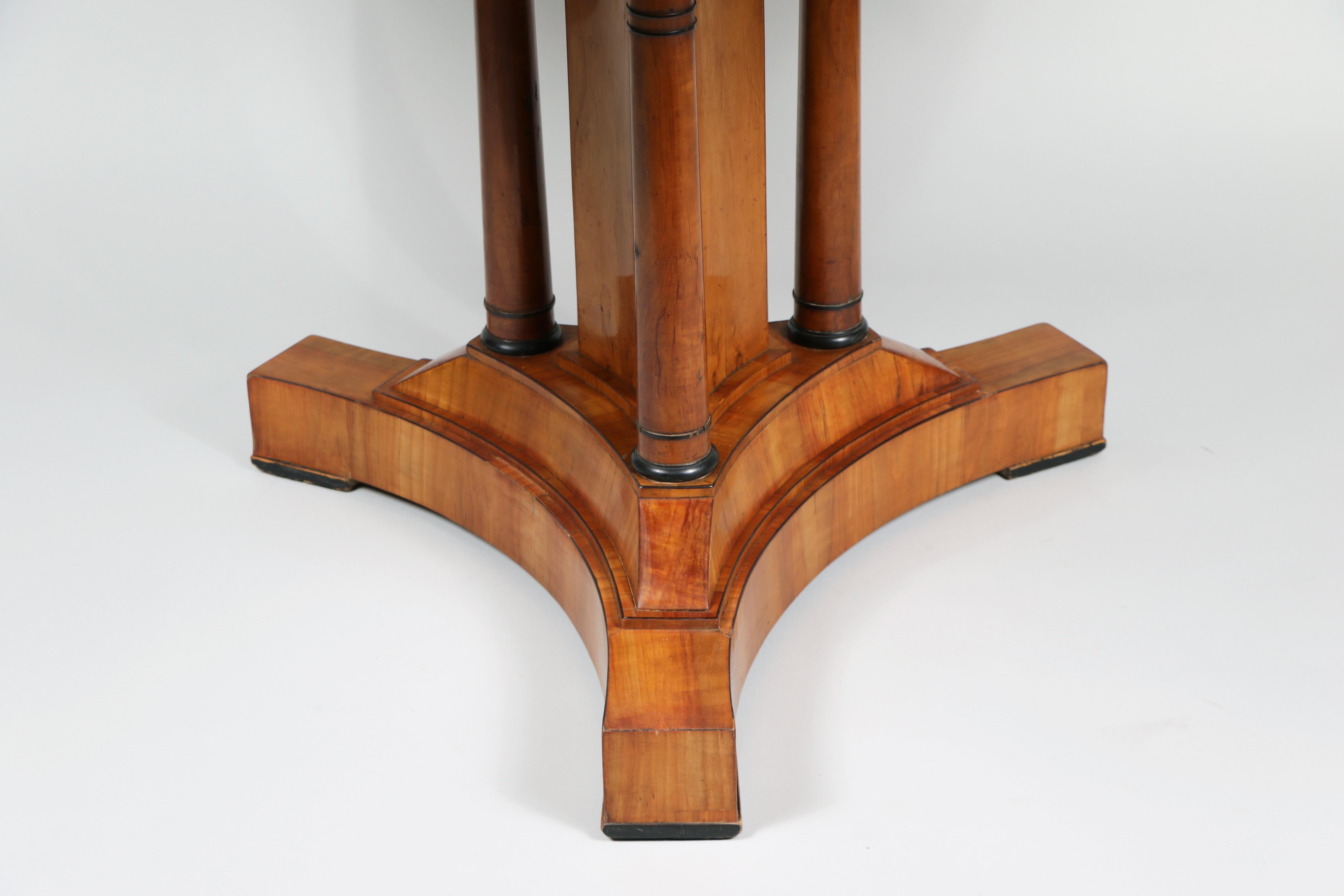 XIXe siècle Grande table Biedermeier en cerisier du 19ème siècle. Vienne, vers 1825. en vente