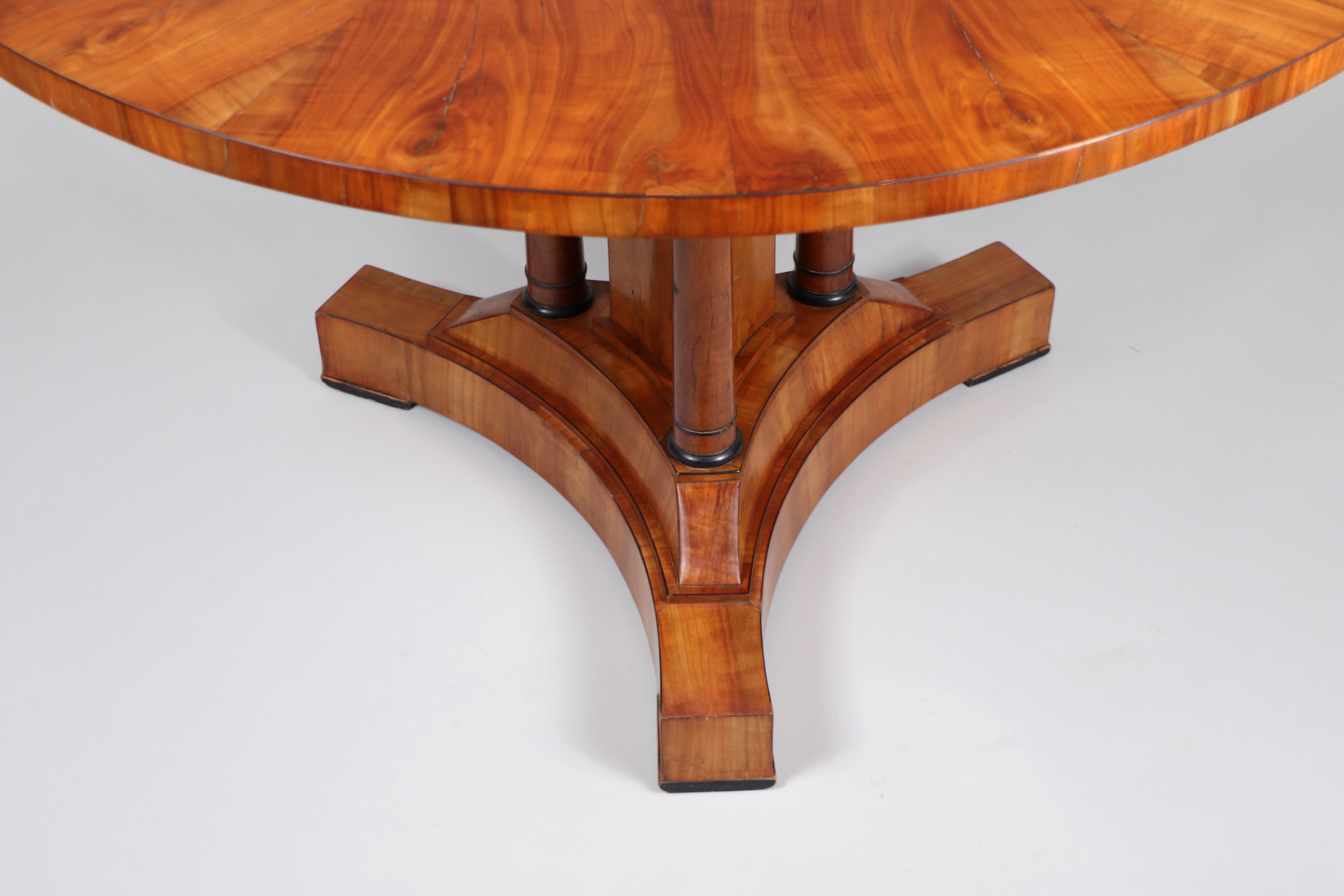 Cerise Grande table Biedermeier en cerisier du 19ème siècle. Vienne, vers 1825. en vente
