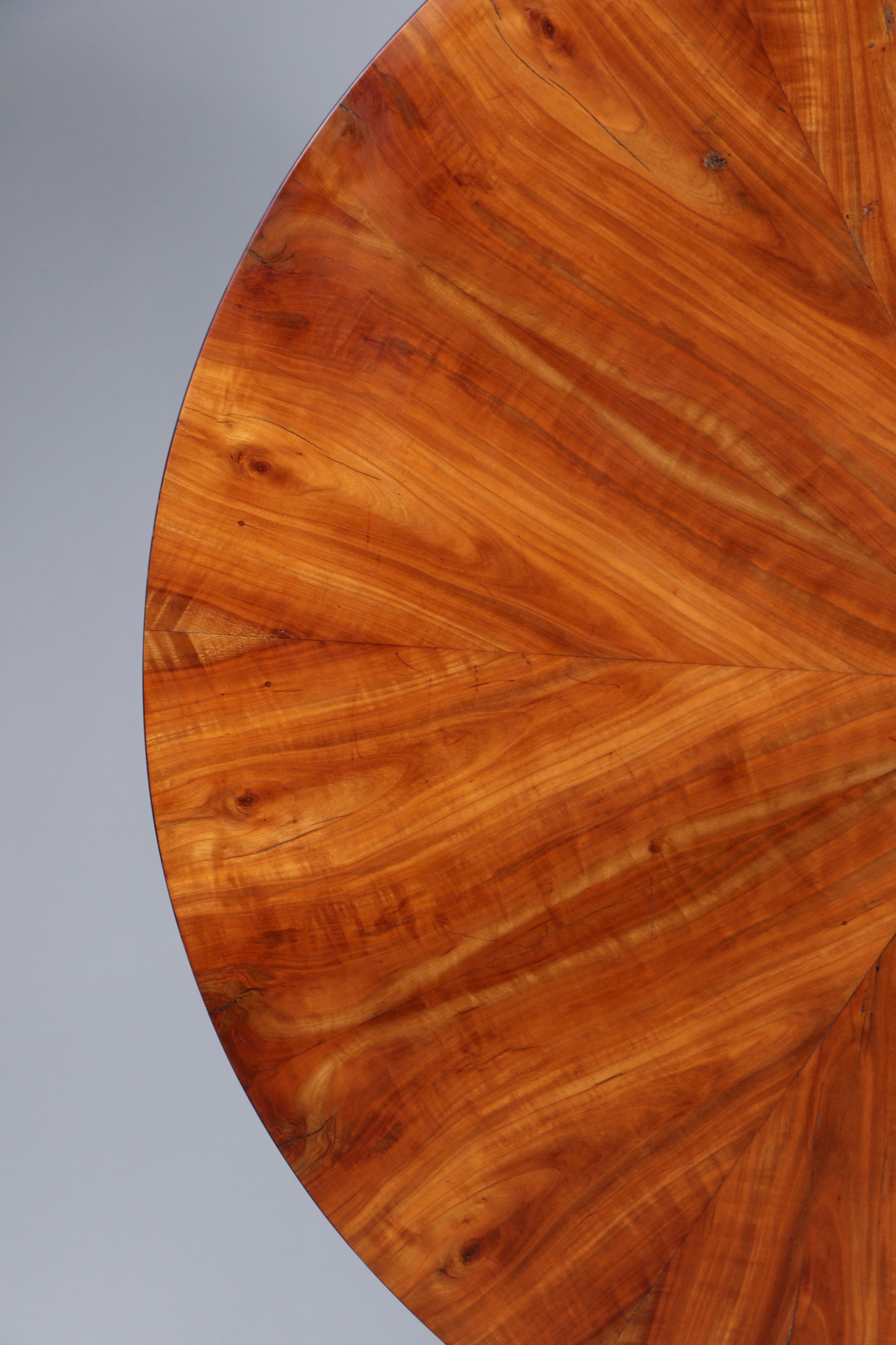 Grande table Biedermeier en cerisier du 19ème siècle. Vienne, vers 1825. en vente 1