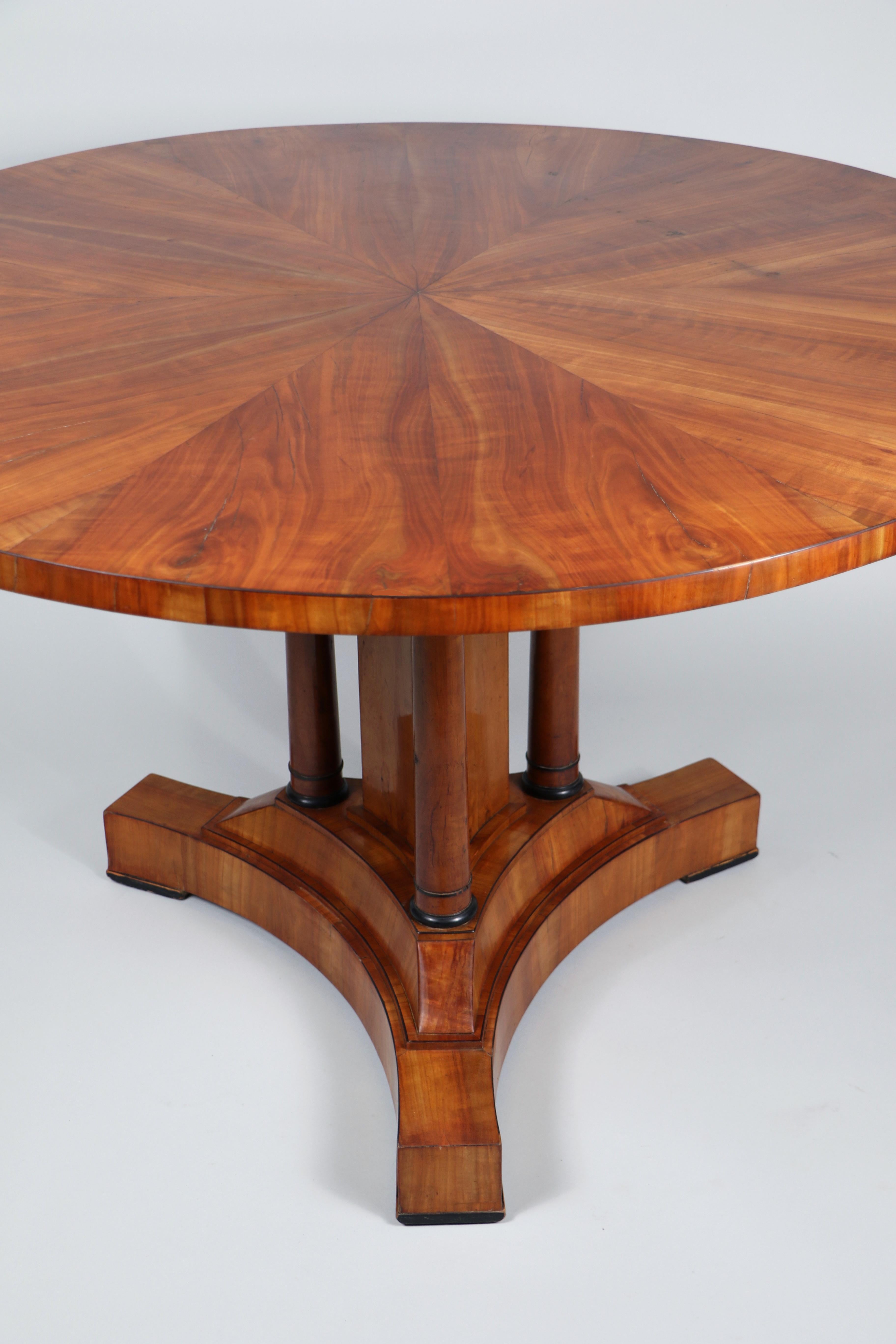 Grande table Biedermeier en cerisier du 19ème siècle. Vienne, vers 1825. en vente 2