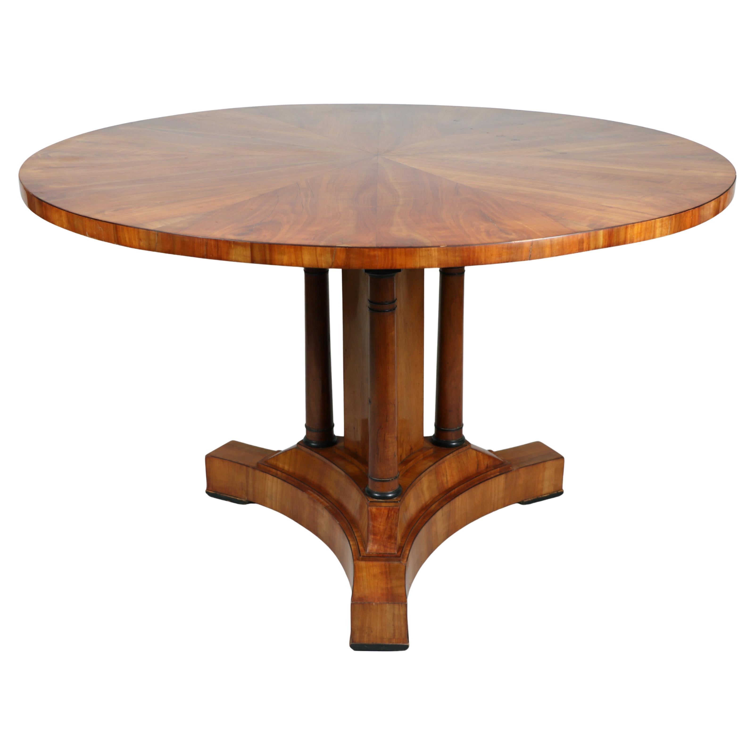 Grande table Biedermeier en cerisier du 19ème siècle. Vienne, vers 1825.