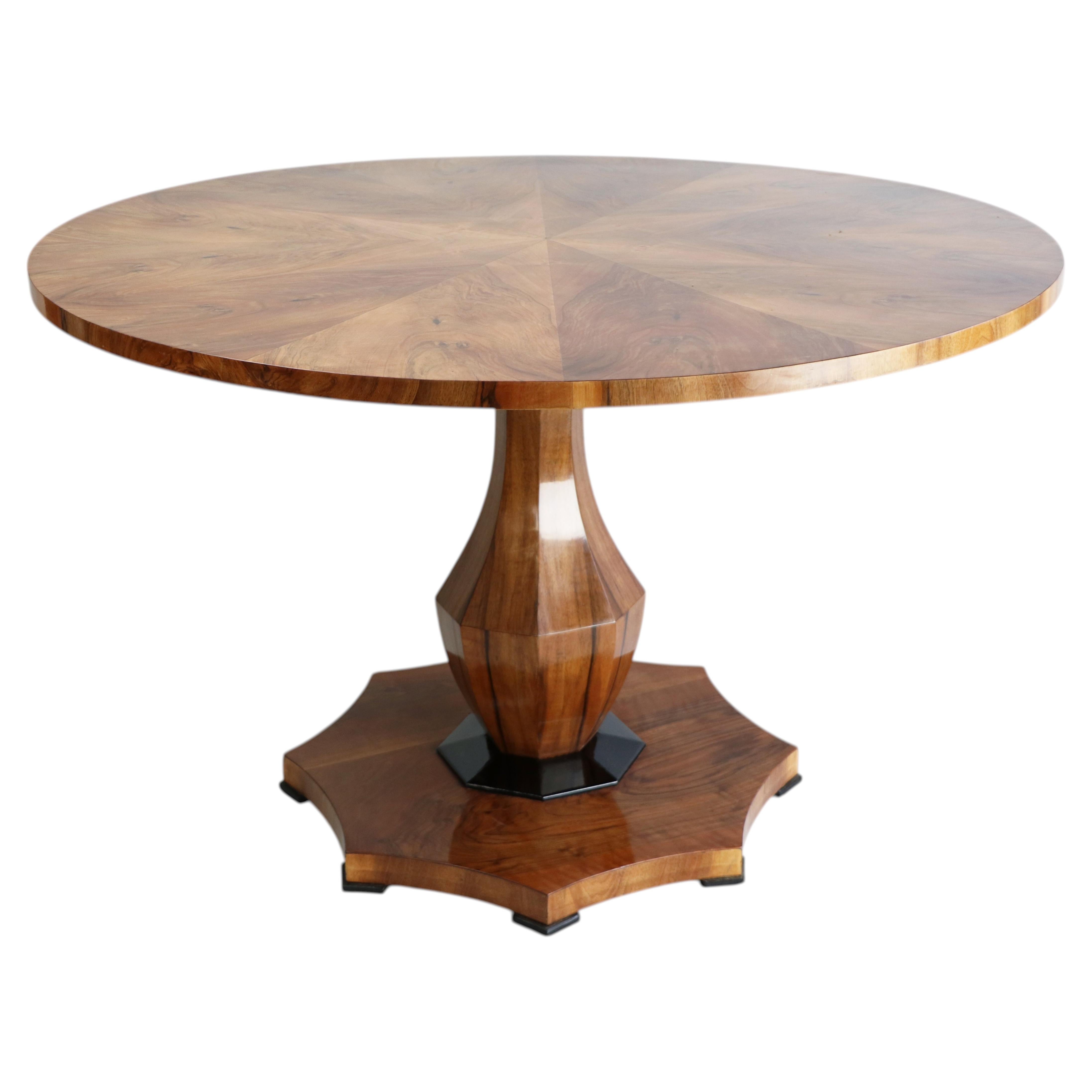 Mesa central de nogal Biedermeier del siglo XIX. Viena, hacia 1825.