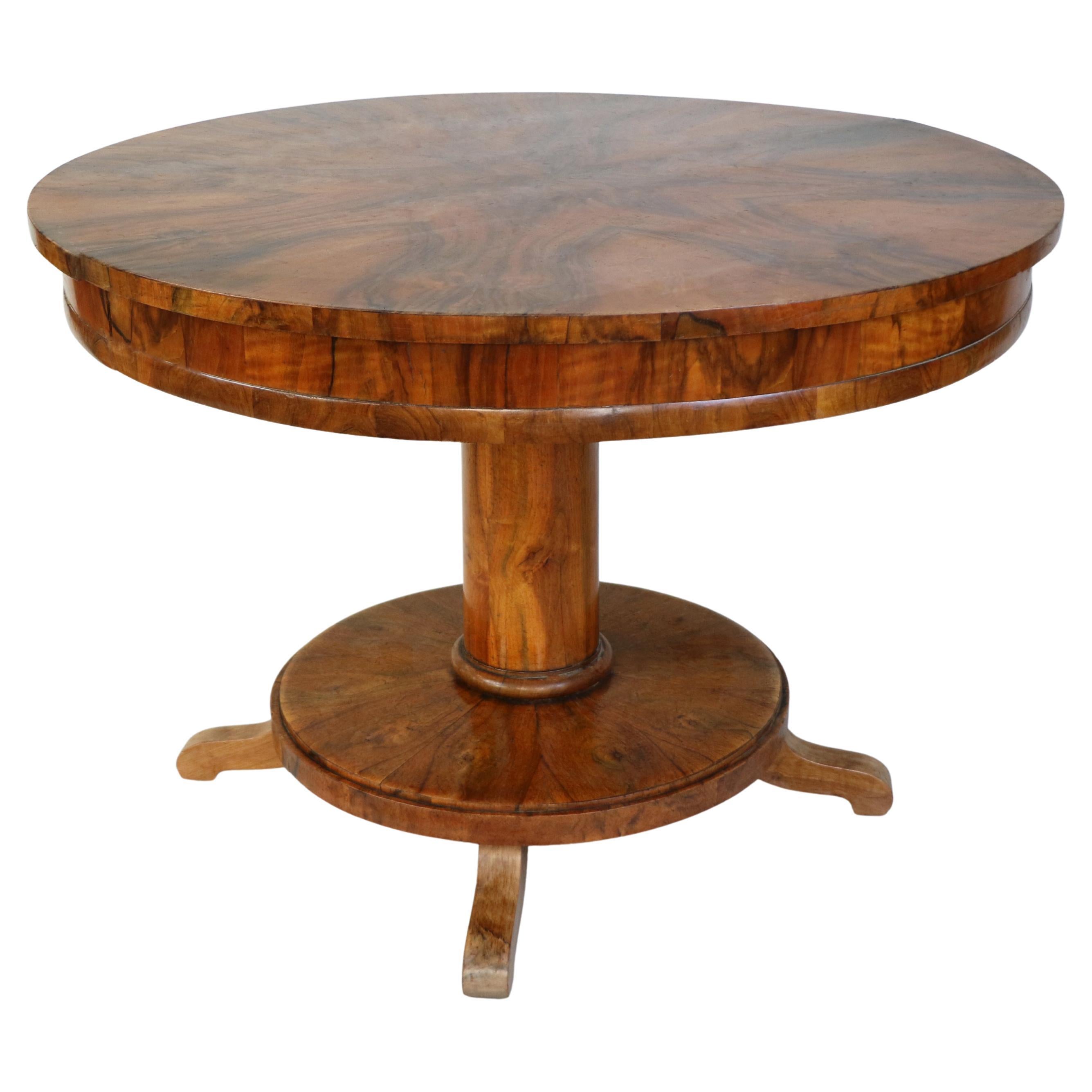 Mesa central de nogal Biedermeier del siglo XIX. Viena, hacia 1825. en venta