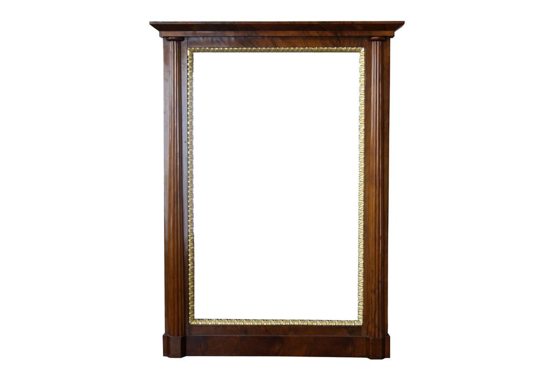 Eleganter Wiener Biedermeier-Spiegel, um 1825

Wir freuen uns, Ihnen diesen exquisiten und großzügigen Biedermeier-Spiegel aus Nussbaumholz präsentieren zu können, der um 1825 in Wien gefertigt wurde - ein wahres Zeugnis der zeitlosen Eleganz und