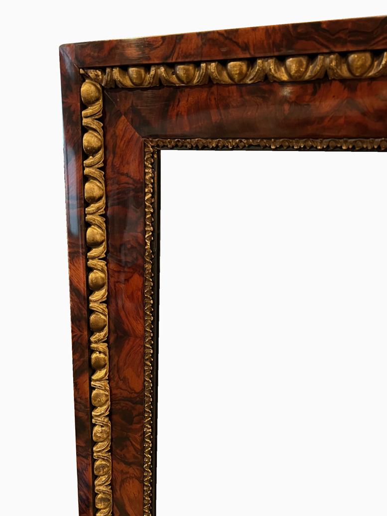 Sculpté à la main Grand miroir Biedermeier du 19ème siècle en noyer. Vienne, vers 1825. en vente