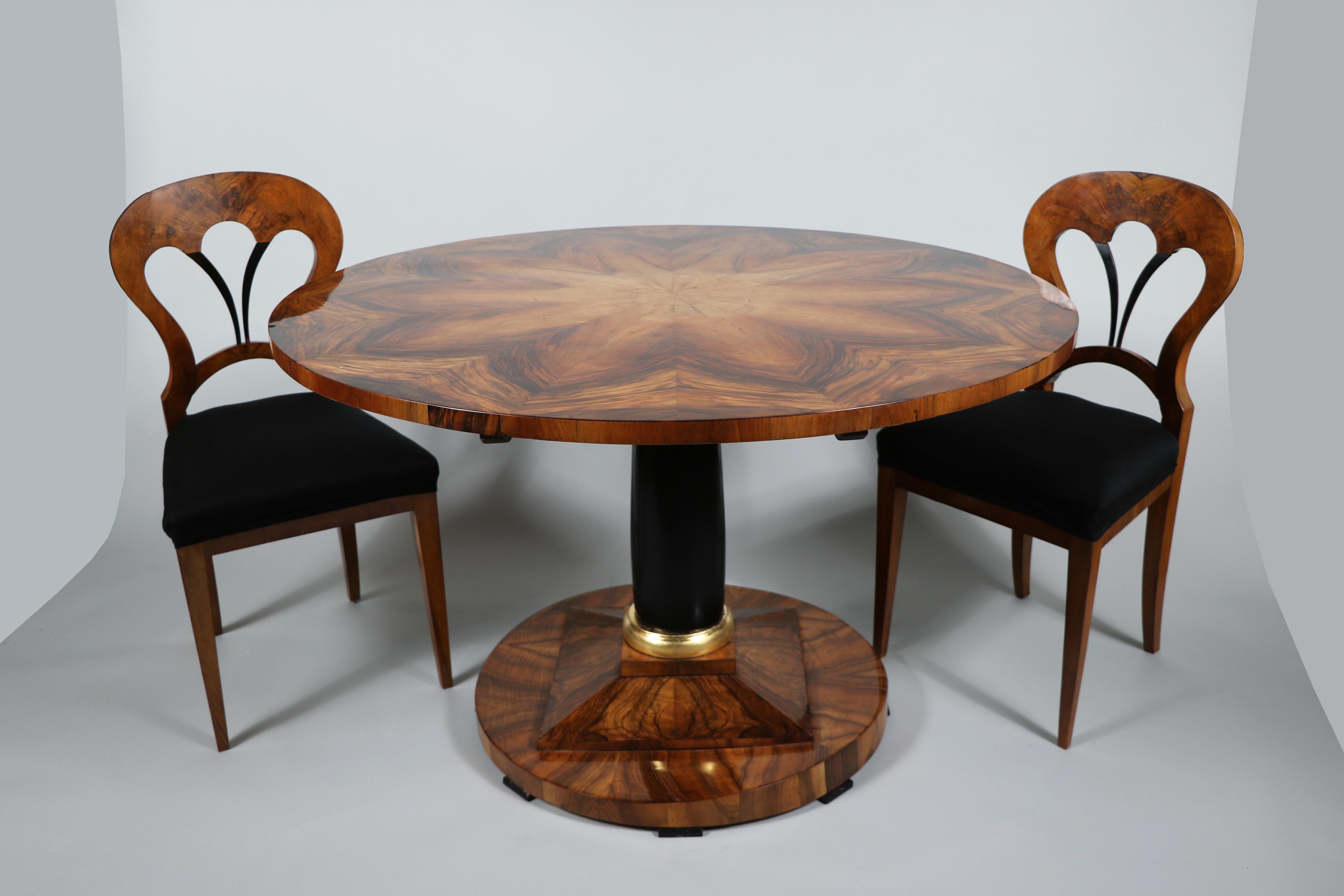 19th Century Fine Biedermeier Large Walnut Table. Vienna, c. 1820-25. For Sale 9