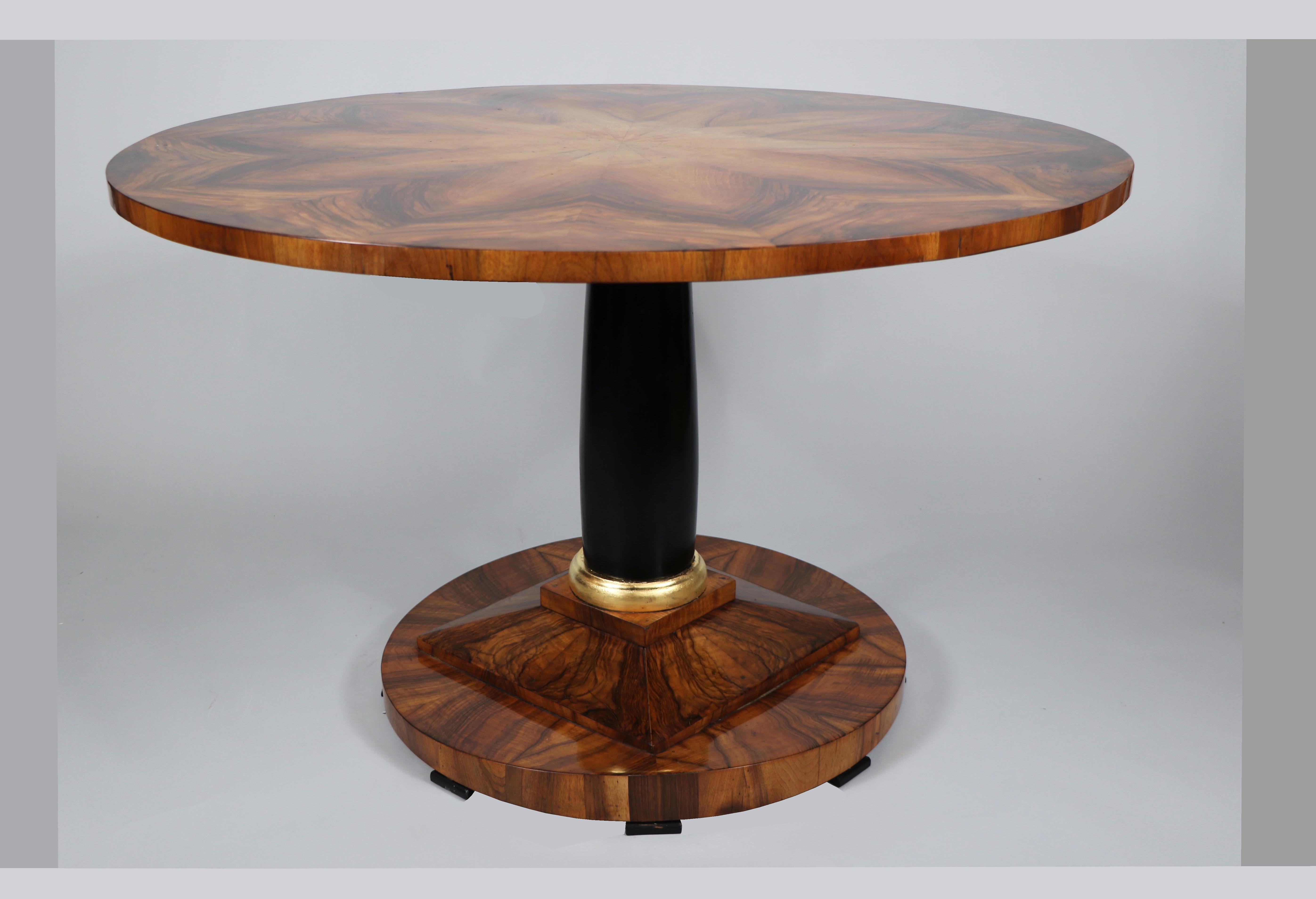 Hallo,
Dieser elegante und große Biedermeier-Sockeltisch aus Nussbaumholz ist das beste Beispiel für ein hochwertiges Wiener Stück aus der Zeit um 1820-25.

Das Wiener Biedermeier zeichnet sich durch seine raffinierten Proportionen, sein seltenes