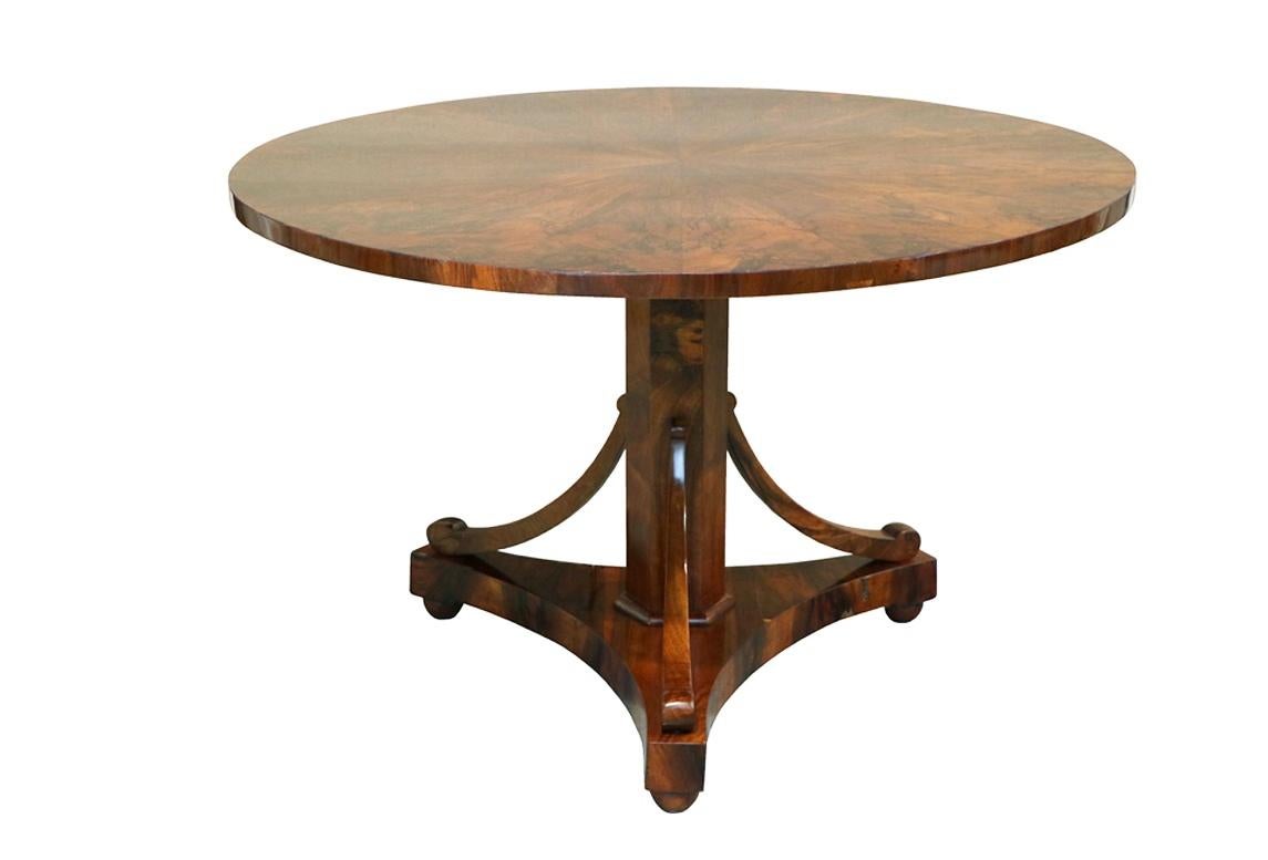 Eccezionale tavolo a piedistallo viennese Biedermeier
Vienna, 1825 circa - Raro pezzo di qualità museale

Siamo lieti di offrire questo straordinario grande tavolo da salotto in noce Biedermeier, realizzato a Vienna intorno al 1825 - una vera e
