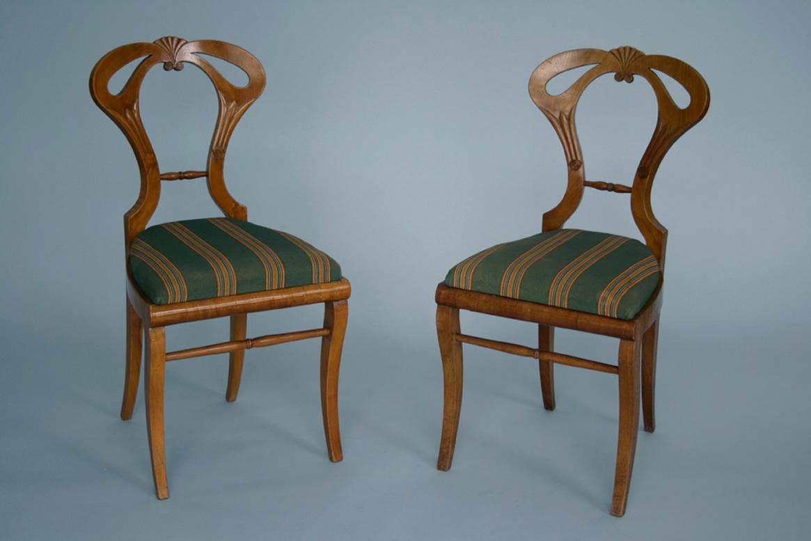 Hallo,
Diese eleganten Wiener Biedermeier-Stühle aus Nussbaumholz wurden um 1825 hergestellt.

Das Wiener Biedermeier zeichnet sich durch seine raffinierten Proportionen, sein seltenes und raffiniertes Design und seine hervorragende Handwerkskunst