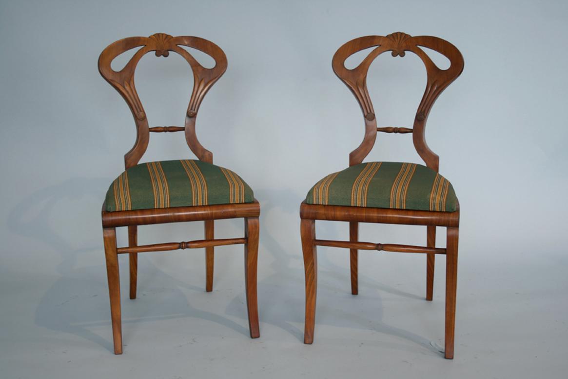 Bonjour,
Ces élégantes chaises viennoises Biedermeier en noyer ont été fabriquées vers 1825.

Le Biedermeier viennois se distingue par ses proportions sophistiquées, son design rare et raffiné et son excellent savoir-faire. Il continue d'avoir une