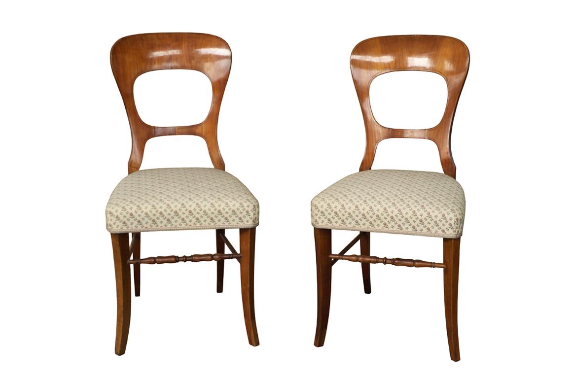 Hallo,
Diese feinen Wiener Biedermeier Stühle aus Kirsche wurden um 1825 hergestellt.

Das Wiener Biedermeier zeichnet sich durch seine raffinierten Proportionen, sein seltenes und raffiniertes Design und seine hervorragende Handwerkskunst aus und